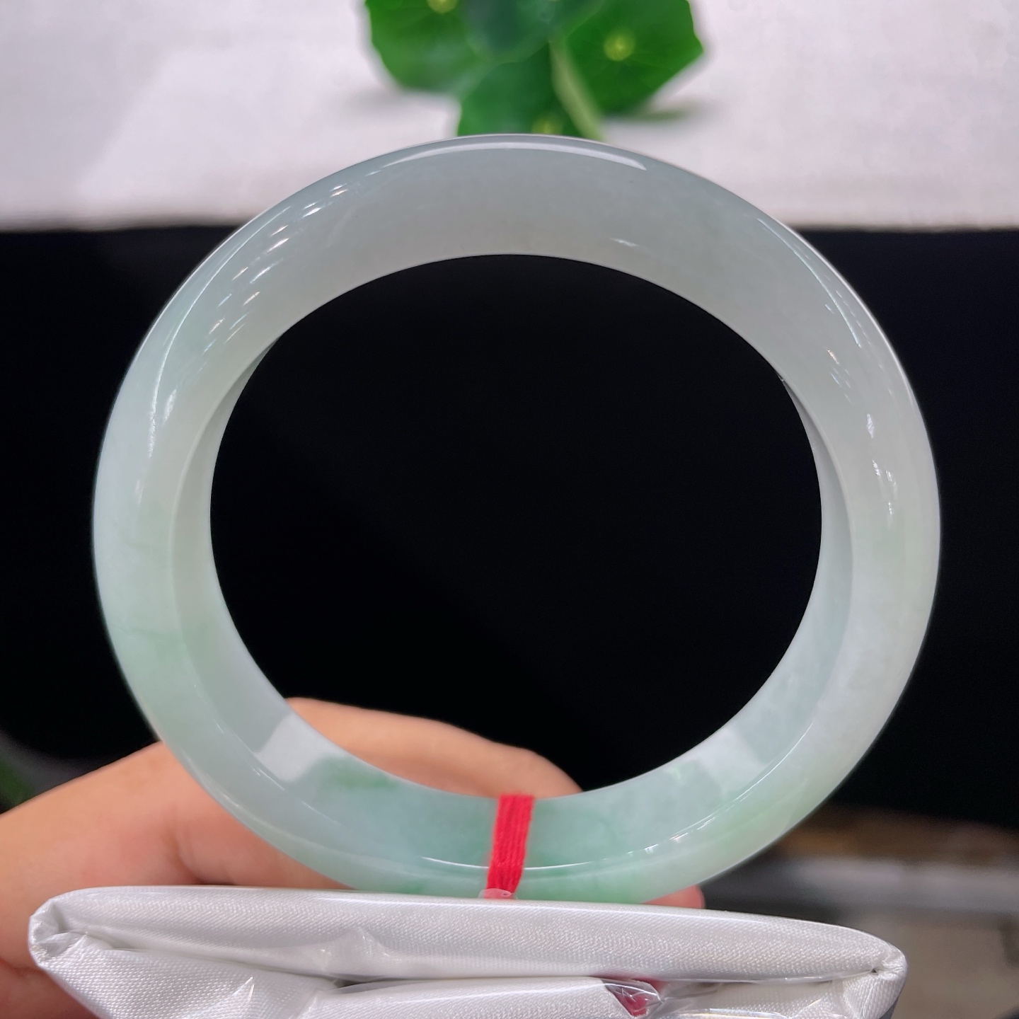 圈口57.2/12.1/8.5，白底飘绿正圈，56/57可戴，浅玉凝清翠，含蓄藏风华，无裂