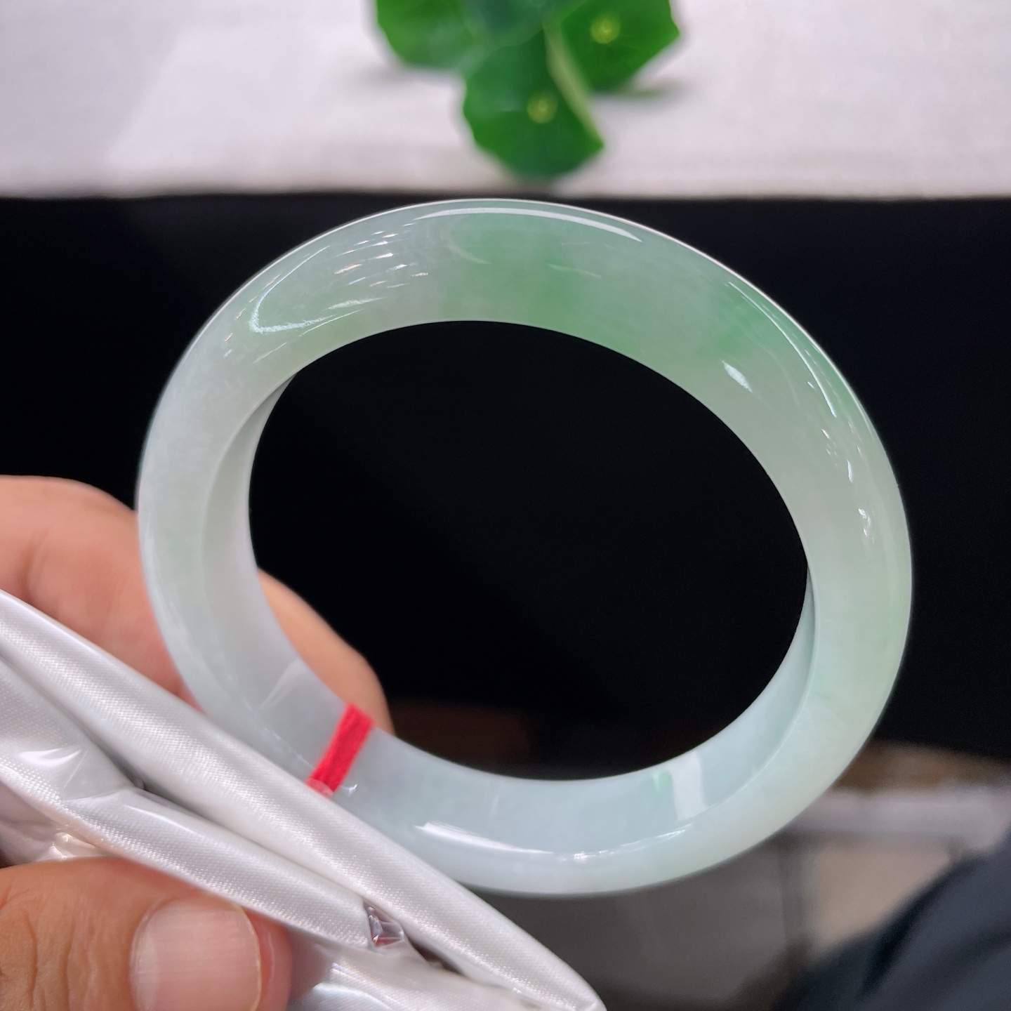 圈口57.2/12.1/8.5，白底飘绿正圈，56/57可戴，浅玉凝清翠，含蓄藏风华，无裂