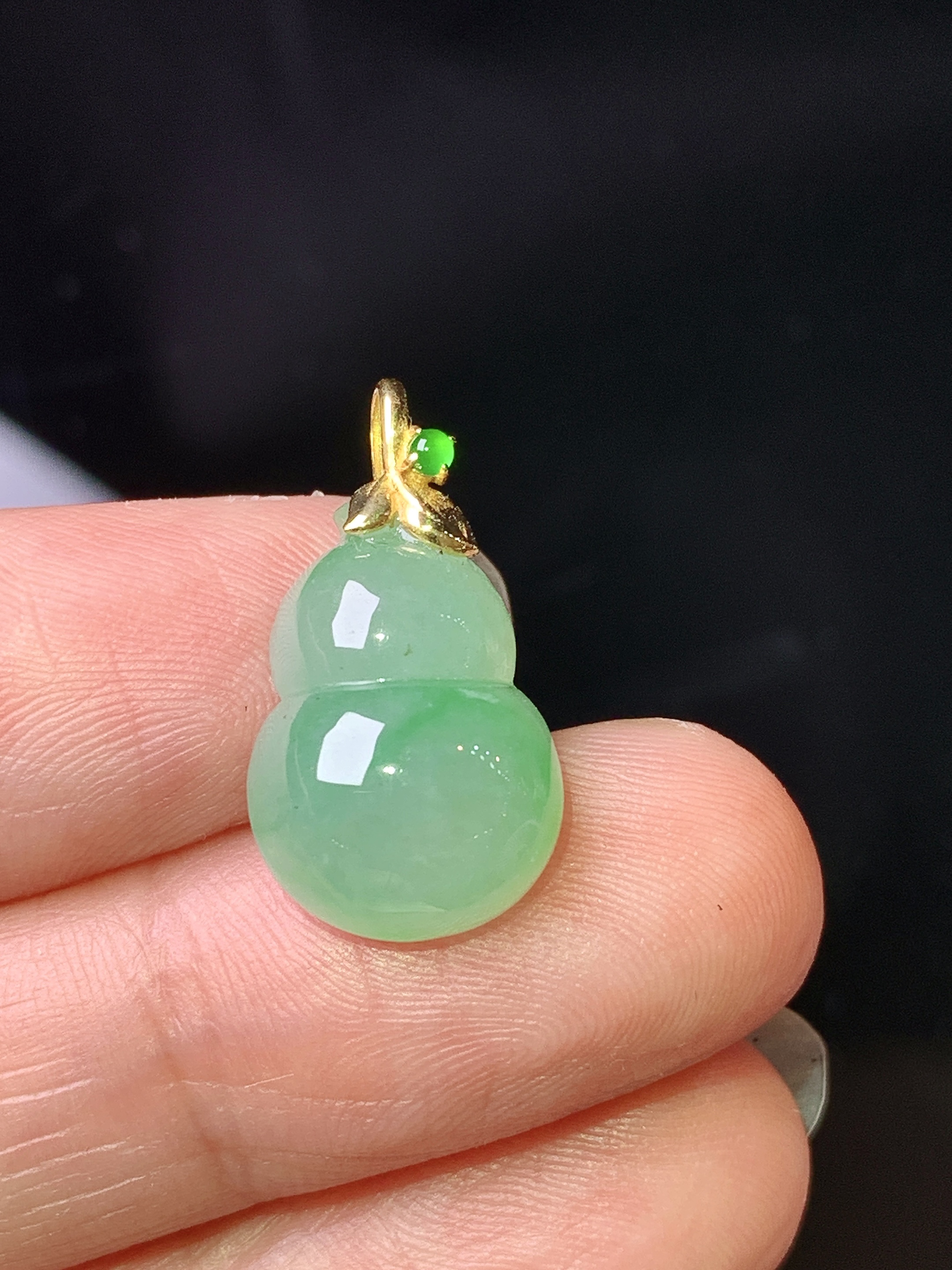 18k金镶嵌飘绿葫芦吊坠 玉质细腻 色泽艳丽清新 整体尺寸20.3*11.2*7 z1