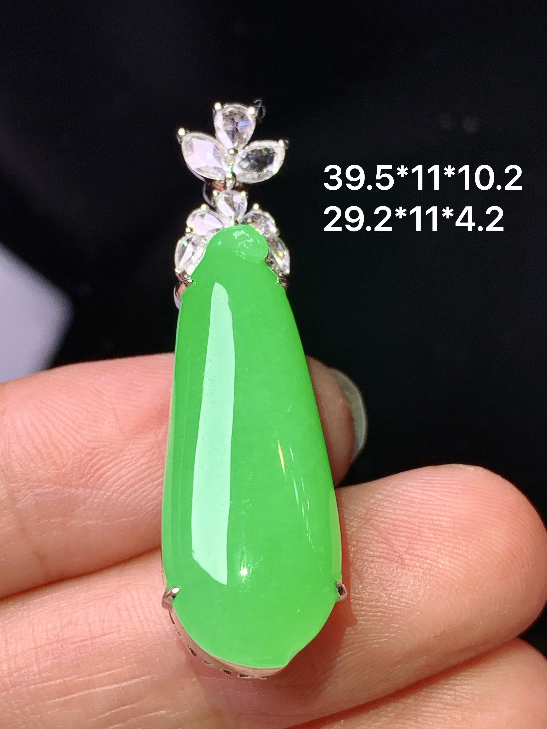 18k金钻镶嵌冰阳绿福瓜吊坠 玉质细腻 色泽艳丽清新 整体尺寸39.5*11*10.2 z3