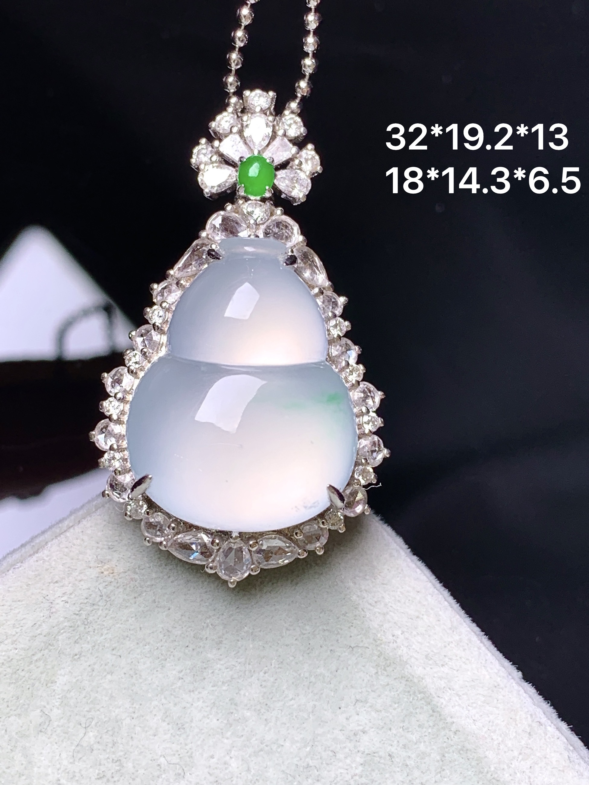 18k金钻镶嵌冰种葫芦吊坠 玉质细腻 色泽艳丽清新 整体尺寸32*19.2*13 j6