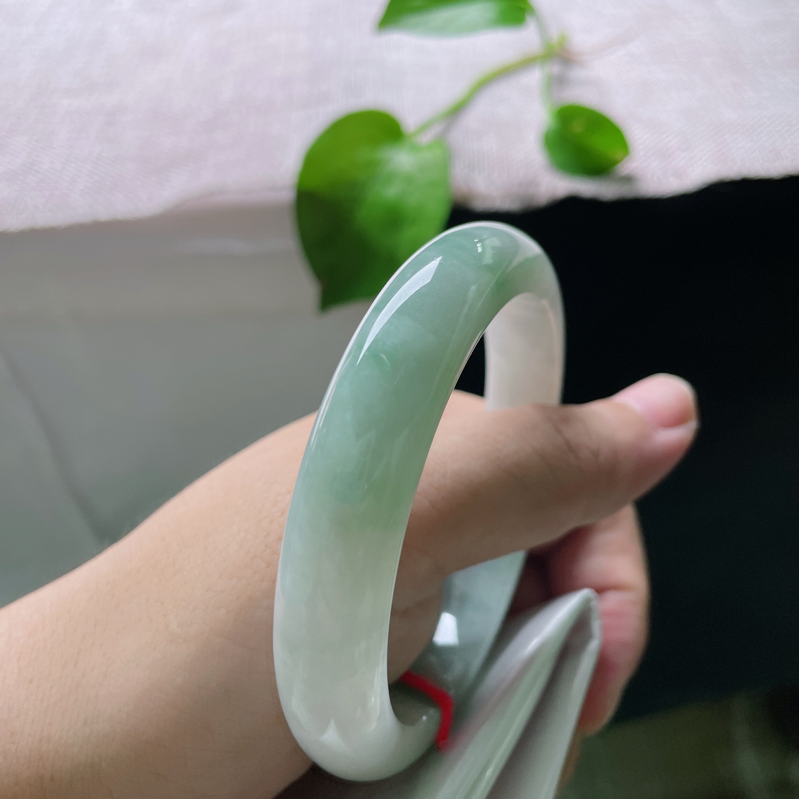59.8/12.3/8.4，绿底正圈，完美，种水细腻通透，无繁杂花色衬得气质干净温婉，举手投足尽显优雅脱俗之美。ss55777a