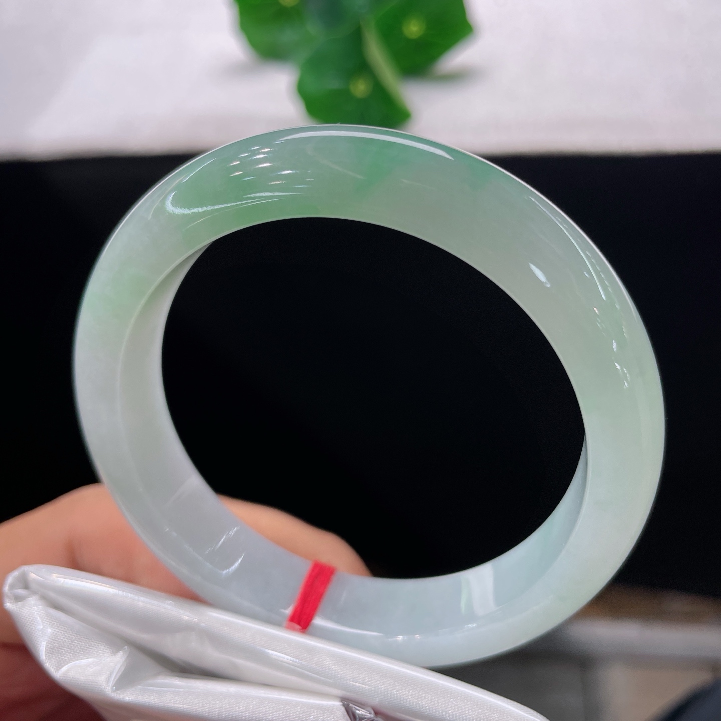 圈口57.2/12.1/8.5，白底飘绿正圈，56/57可戴，浅玉凝清翠，含蓄藏风华，无裂