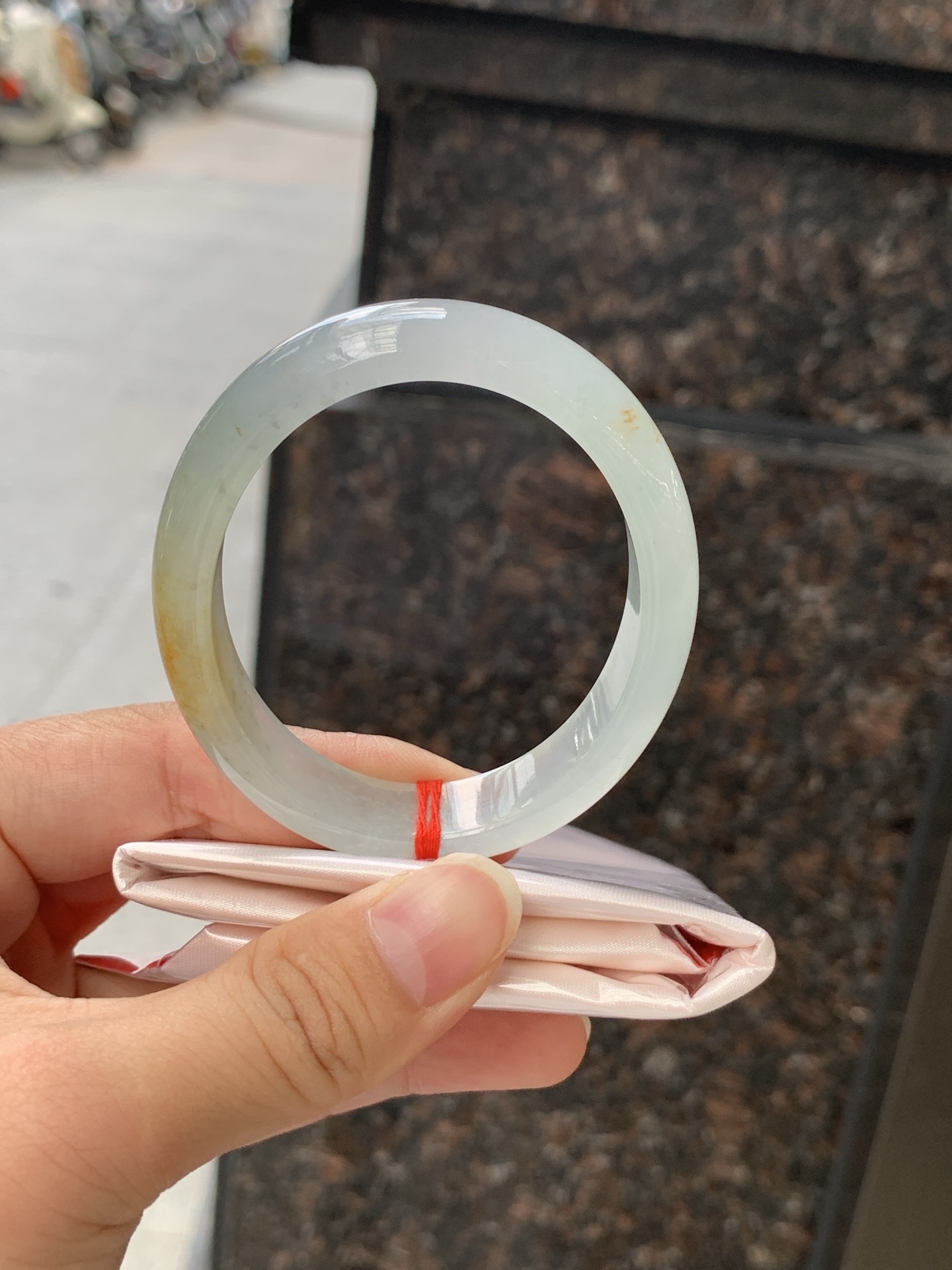 冰黄翡贵妃 打灯冰晶，底妆冰透有光感，果冻底，像刚切开的百香果果肉，清润透亮，水头十足显白不挑皮