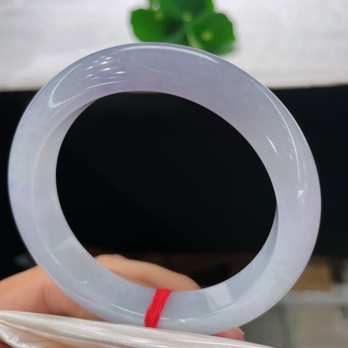 圈口55.5/12.1/9.0，正圈，55/56，腕间一弯淡紫春，清透柔光，自带朦胧仙气。无裂