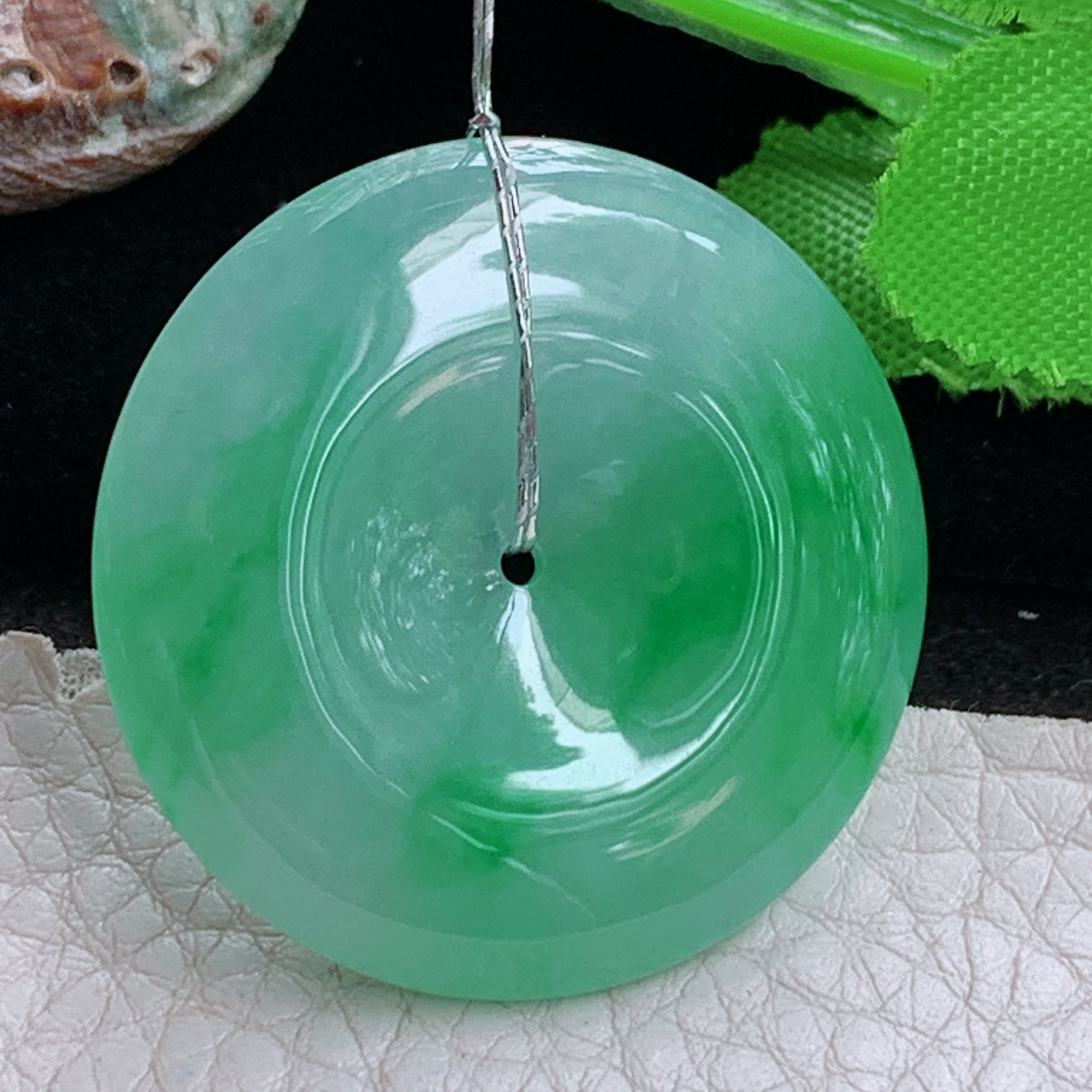 qxm实拍33.8*6缅甸翡翠精雕冰阳绿大平安扣 玉扣玉吊坠