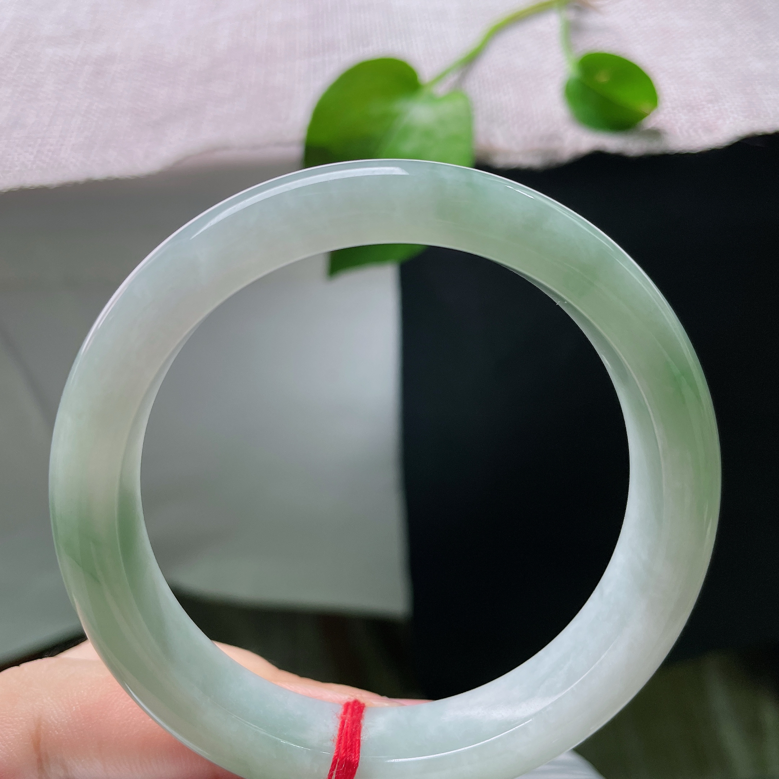 59.8/12.3/8.4，绿底正圈，完美，种水细腻通透，无繁杂花色衬得气质干净温婉，举手投足尽显优