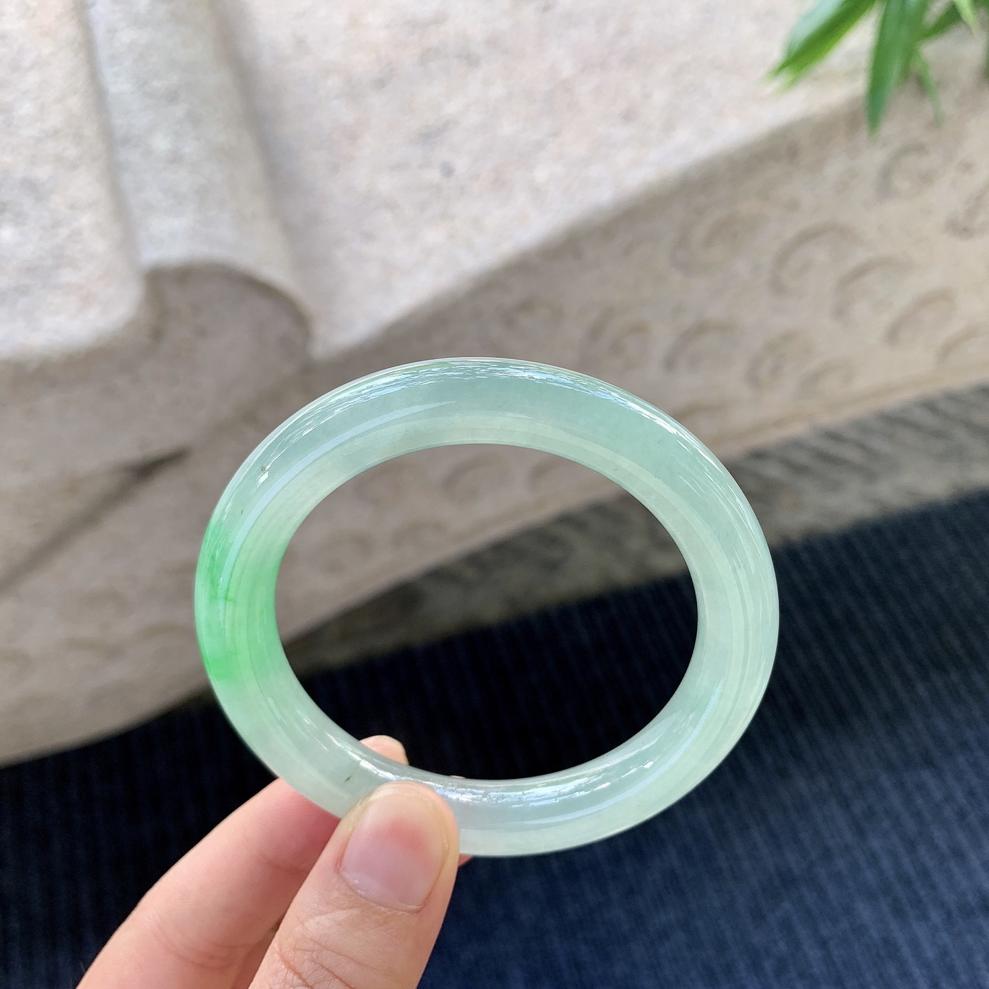 圆条52 53，圈口53/9.5/9.5，编码B2071274，冰糯飘绿，水润，种老，细腻，有纹线