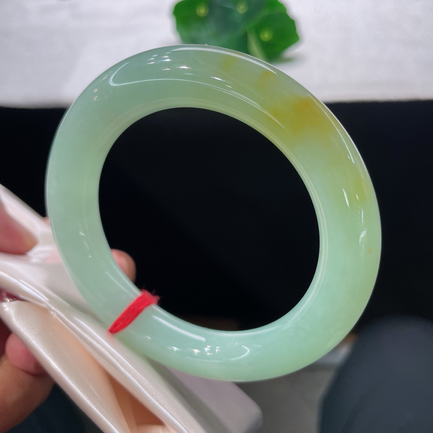 圈口56/12，晴底黄翡圆条，56/57正圈可戴，一汪浅碧凝玉，晕染蜜糖黄，清润又显贵气。无裂