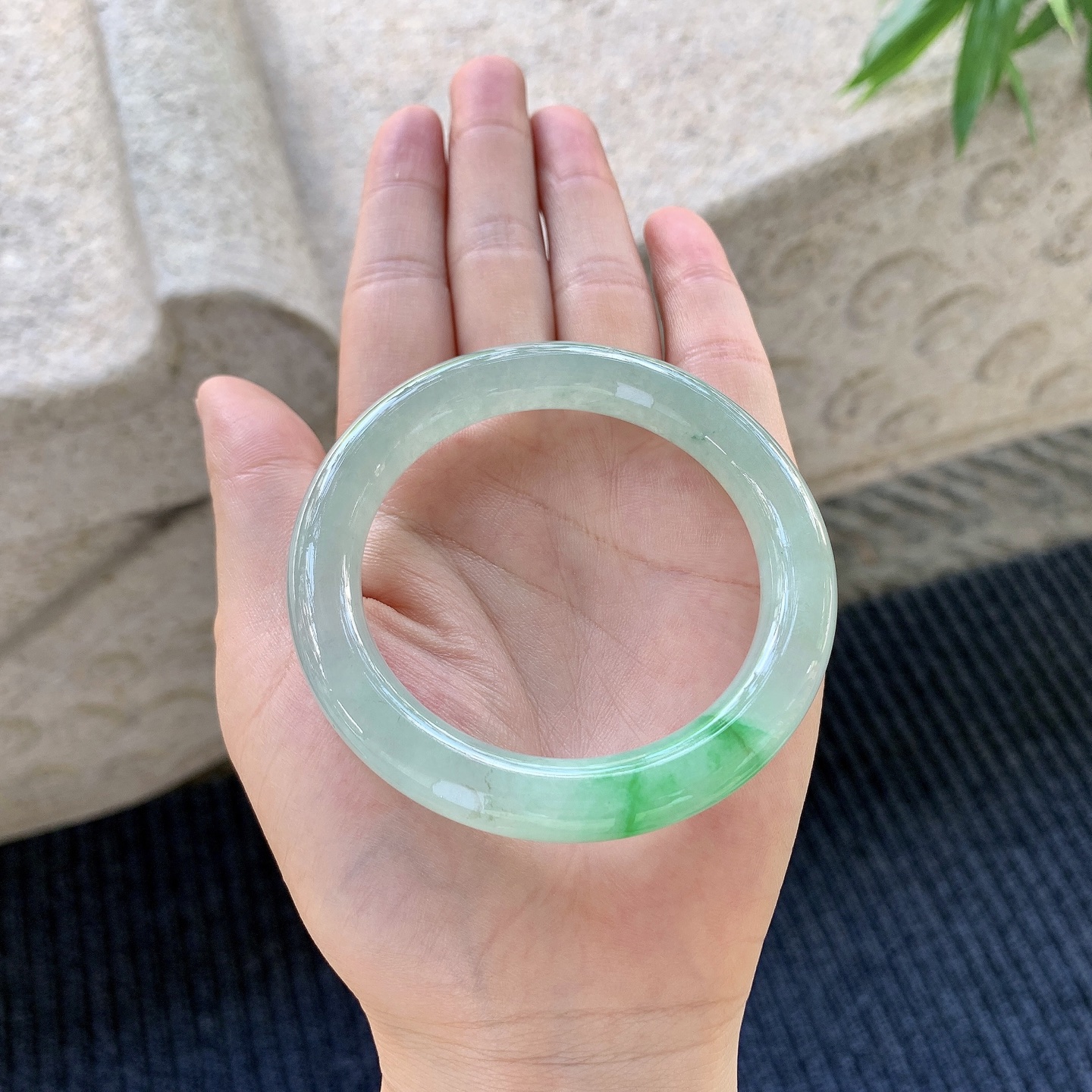 圆条52 53，圈口53/9.5/9.5，编码B2071274，冰糯飘绿，水润，种老，细腻，有纹线