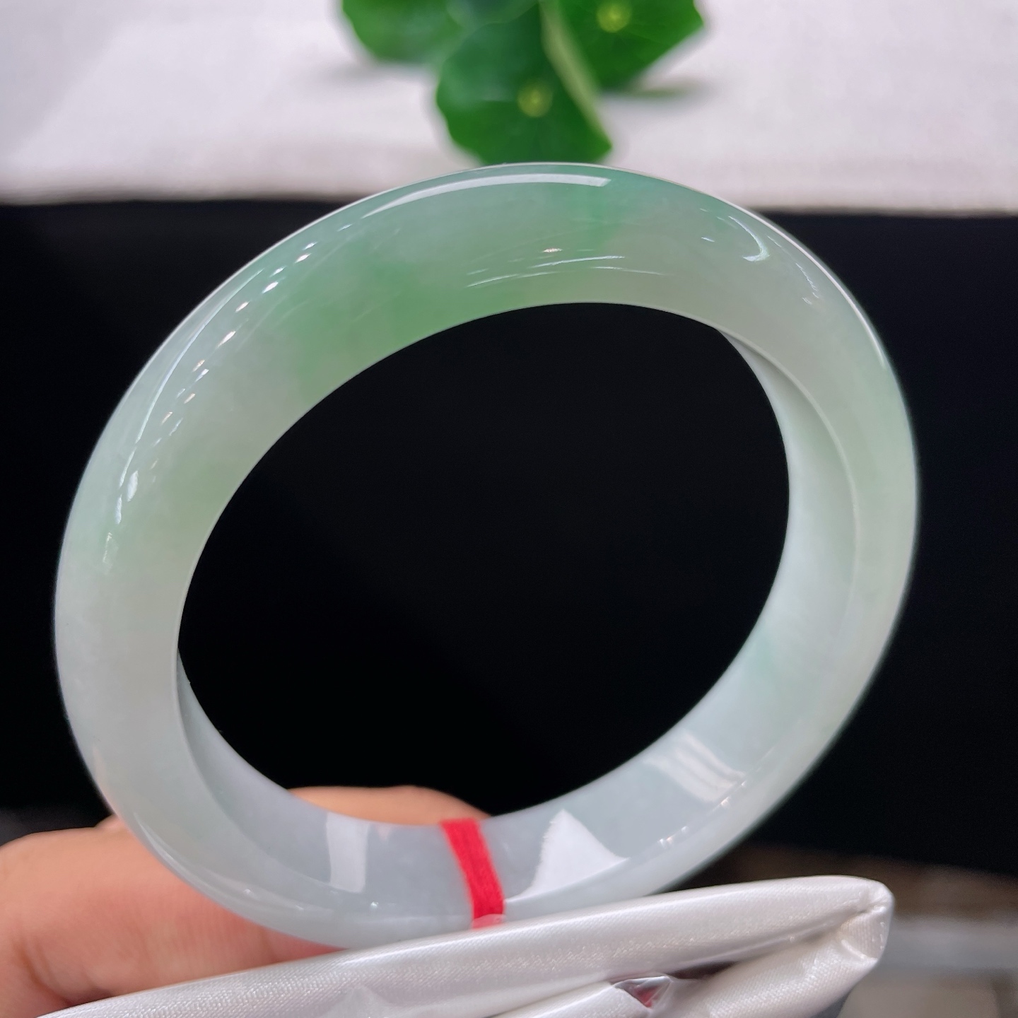 圈口57.2/12.1/8.5，白底飘绿正圈，56/57可戴，浅玉凝清翠，含蓄藏风华，无裂