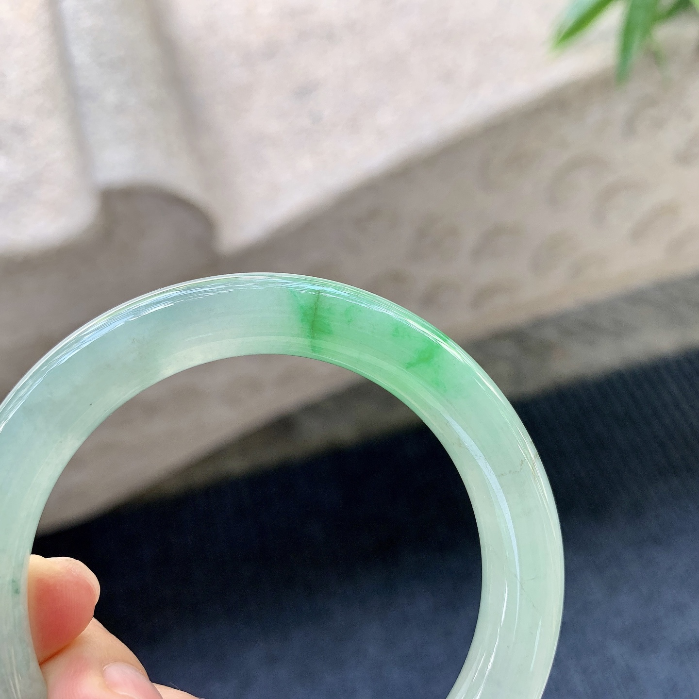 圆条52 53，圈口53/9.5/9.5，编码B2071274，冰糯飘绿，水润，种老，细腻，有纹线