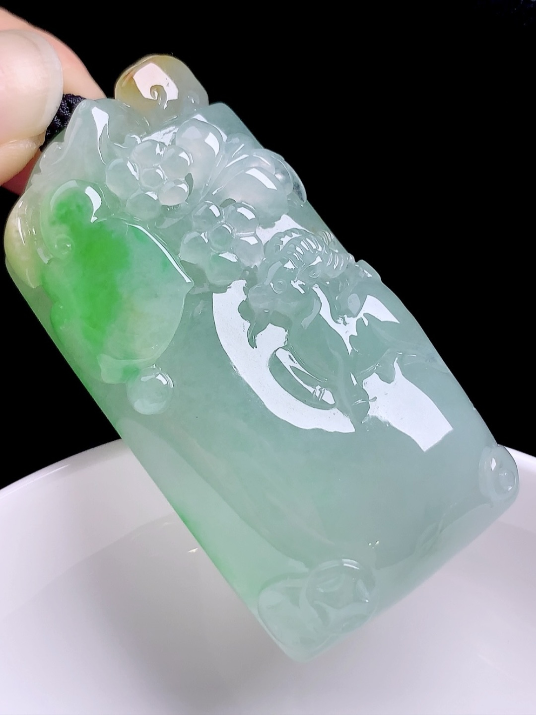 冰三彩领头羊 色泽艳丽，油润冰胶 尺寸：58.7/30.3/10.7