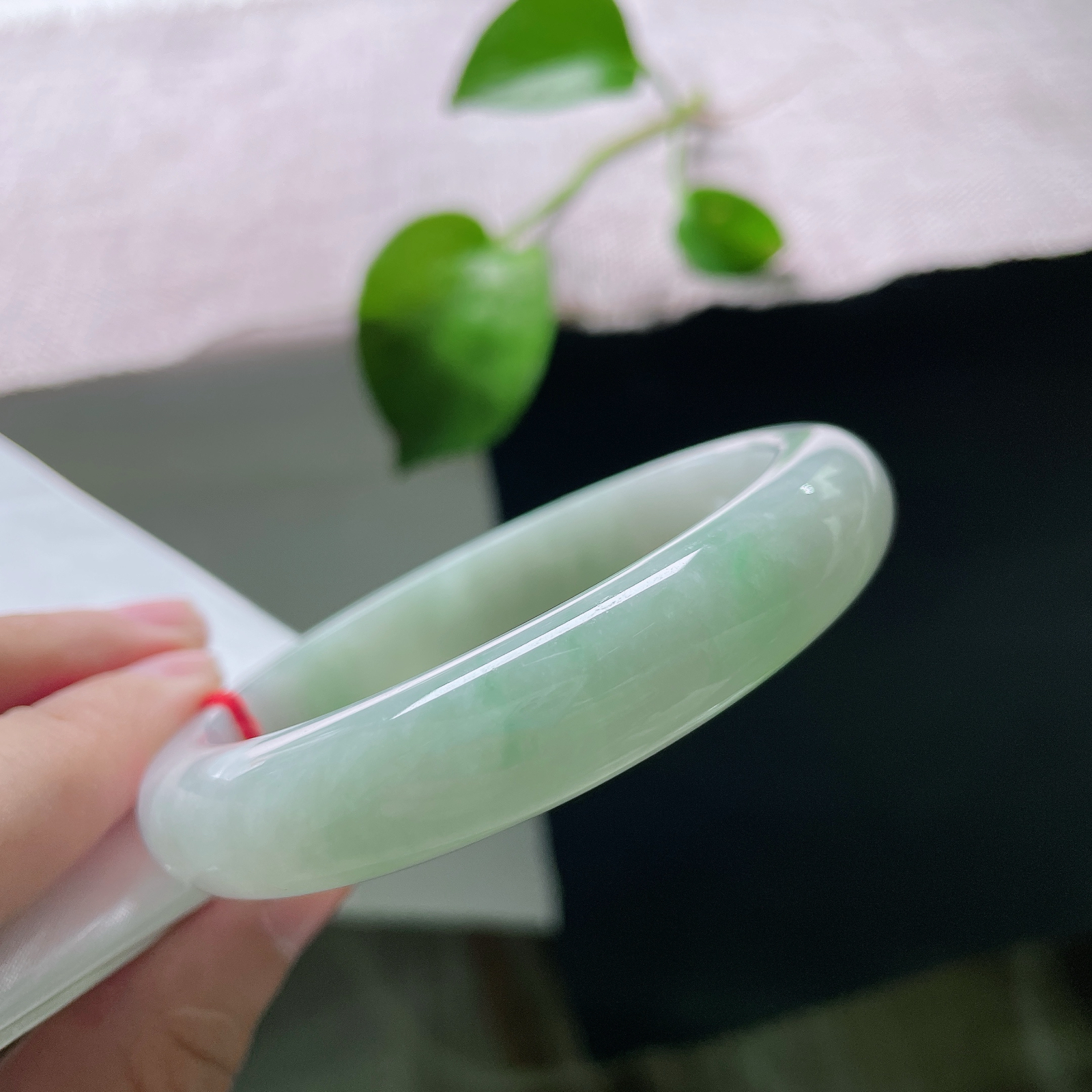 59.8/12.3/8.4，绿底正圈，完美，种水细腻通透，无繁杂花色衬得气质干净温婉，举手投足尽显优雅脱俗之美。ss55777a