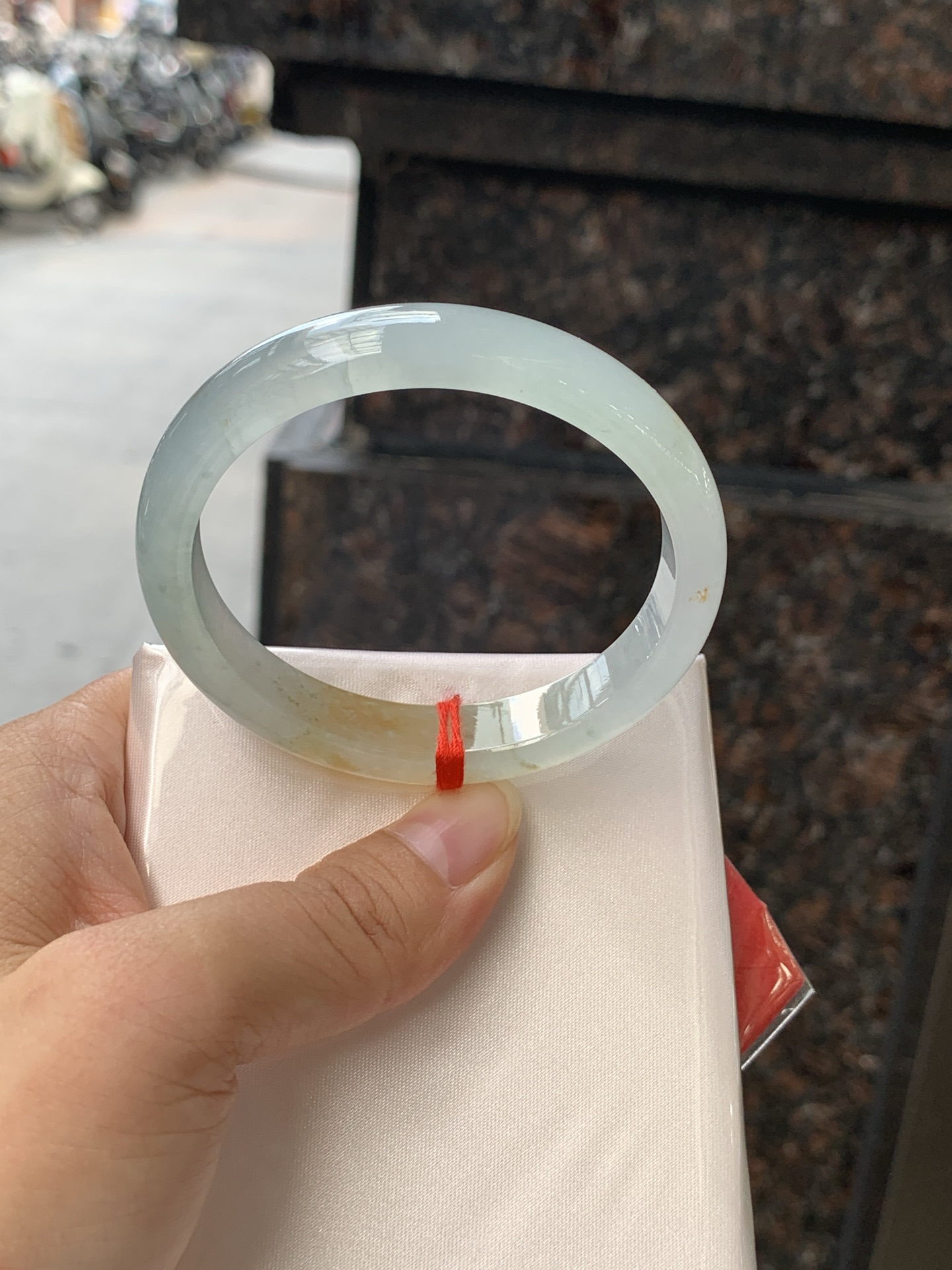 冰黄翡贵妃 打灯冰晶，底妆冰透有光感，果冻底，像刚切开的百香果果肉，清润透亮，水头十足显白不挑皮