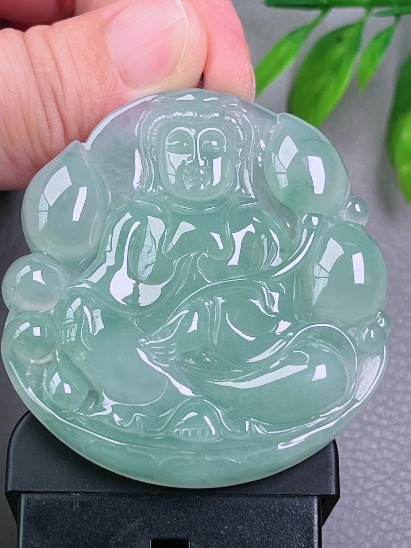 高冰种大势至菩萨，无裂，醇厚油洁，冰透水润，起荧光，尺寸：54.6-50.5-6.1