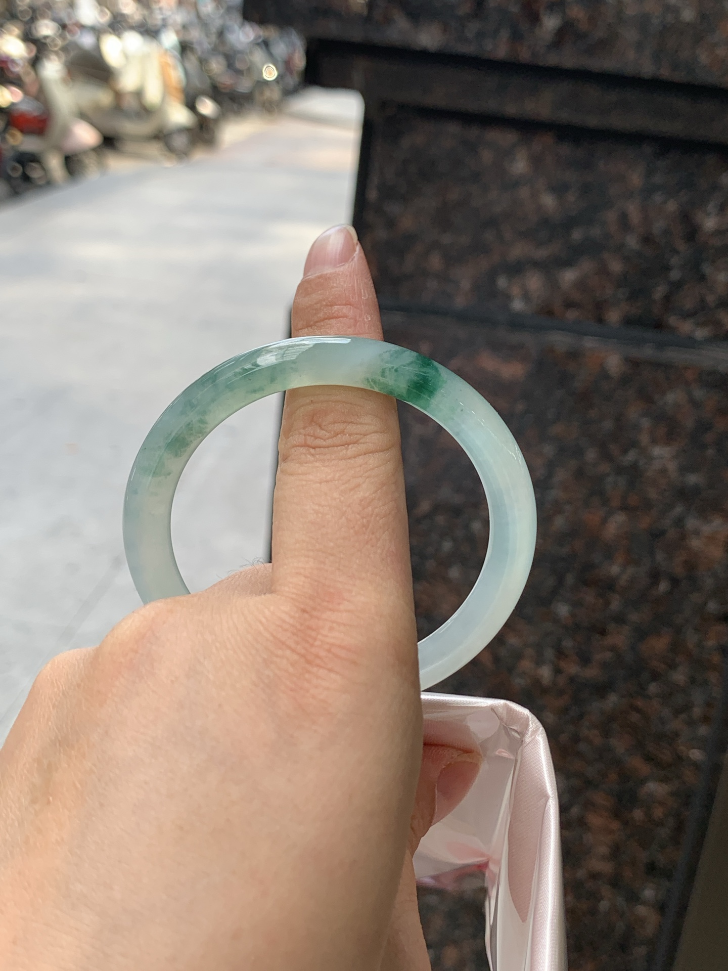 冰飘花圆条 0712-H118-71 打灯纹裂，底妆冰润起光感，水头足肉质细，佩戴上手珠光宝气优雅迷人。