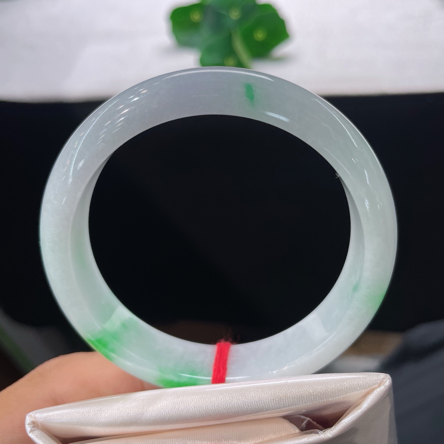 圈口58.6/13.5/8.0，白底飘阳绿花正圈，58/59可戴，阳春白雪，玉凝霜白，翠落繁花，无裂