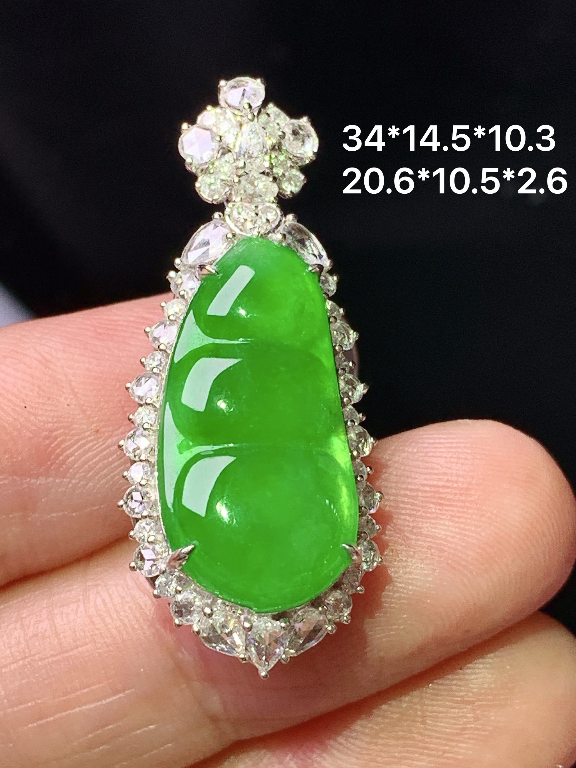 18k金钻镶嵌冰阳绿四季豆吊坠 玉质细腻 色泽艳丽清新 整体尺寸34*15*10.3 L3