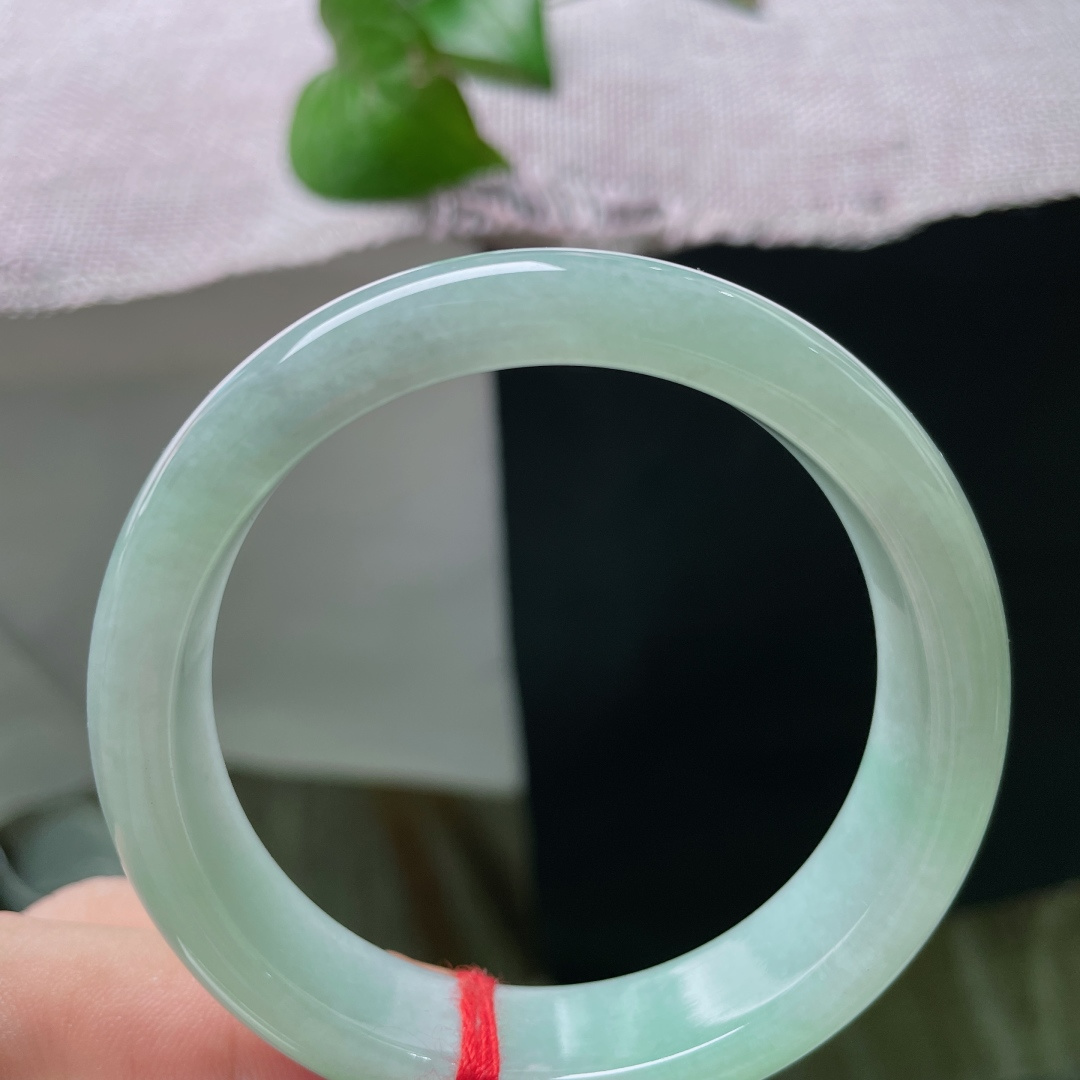 52/12.7/7.3，淡绿底正圈，无裂，色调清爽柔和，简约秀气，日常穿搭尽显少女清新元气感。ss54927a。