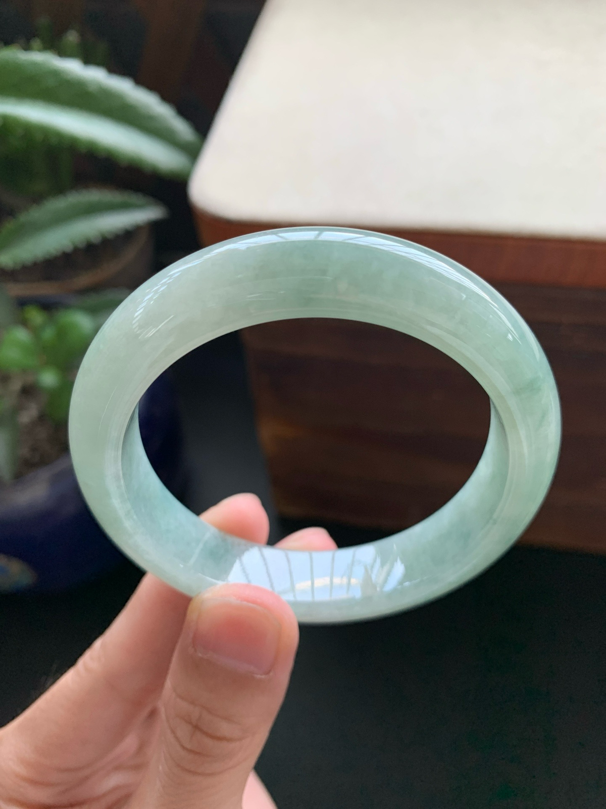 53.8圈口飘绿正圈手镯