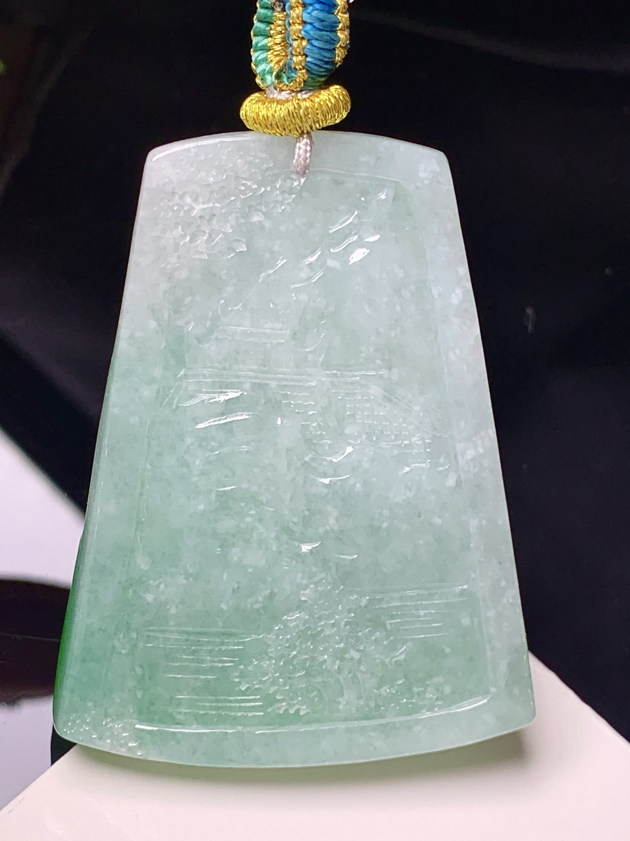 飘绿山水牌子吊坠 玉质细腻 色泽艳丽清新 整体尺寸49*37*8 j1