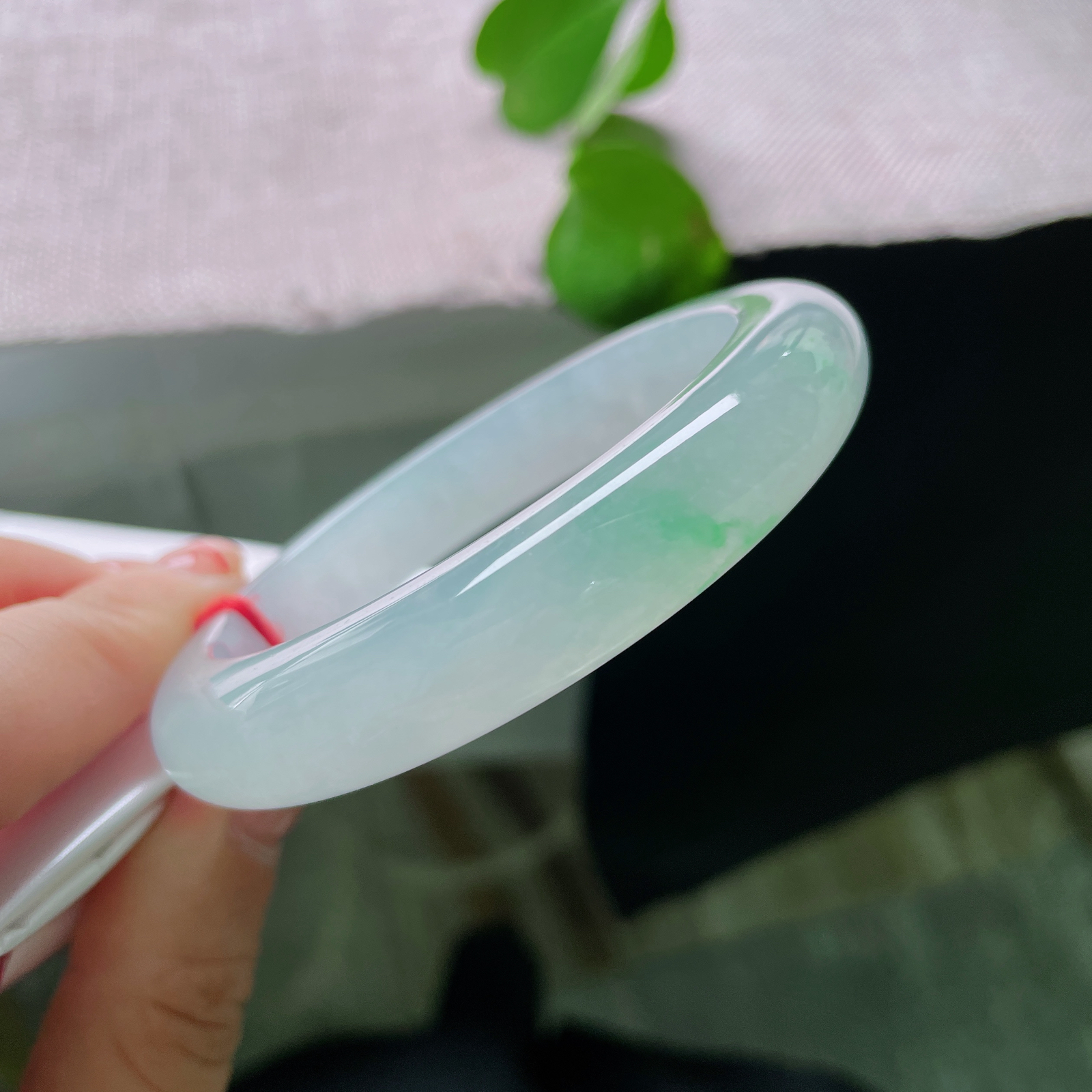 56.6/11.7/9，飘绿正圈，玉质通透莹润，底色清浅柔和，晕染一抹清新翠色，灵动自然，气质温婉清雅，自带灵动鲜活的东方美感。ss49510a