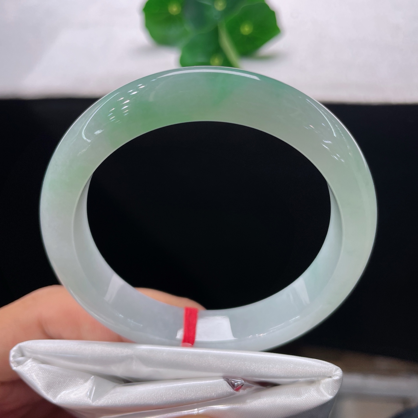 圈口57.2/12.1/8.5，白底飘绿正圈，56/57可戴，浅玉凝清翠，含蓄藏风华，无裂