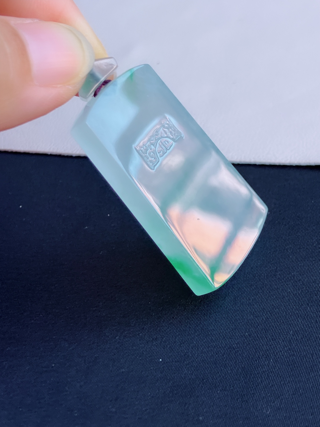 冰飘绿花平安牌，简约时尚。尺寸44.6/27/5.8/自然光实拍