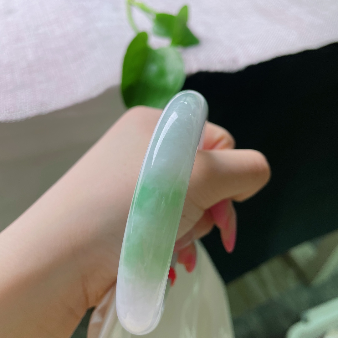 60.7/12.4/8.9，春彩正圈，淡紫底晕染两段清新翠色，玉质温润柔和，日常百搭衬肤，无裂，ss54793a