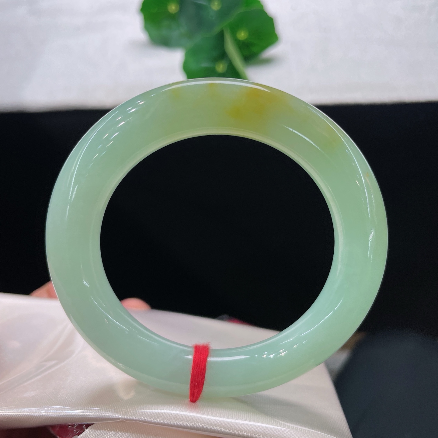 圈口56/12，晴底黄翡圆条，56/57正圈可戴，一汪浅碧凝玉，晕染蜜糖黄，清润又显贵气。无裂