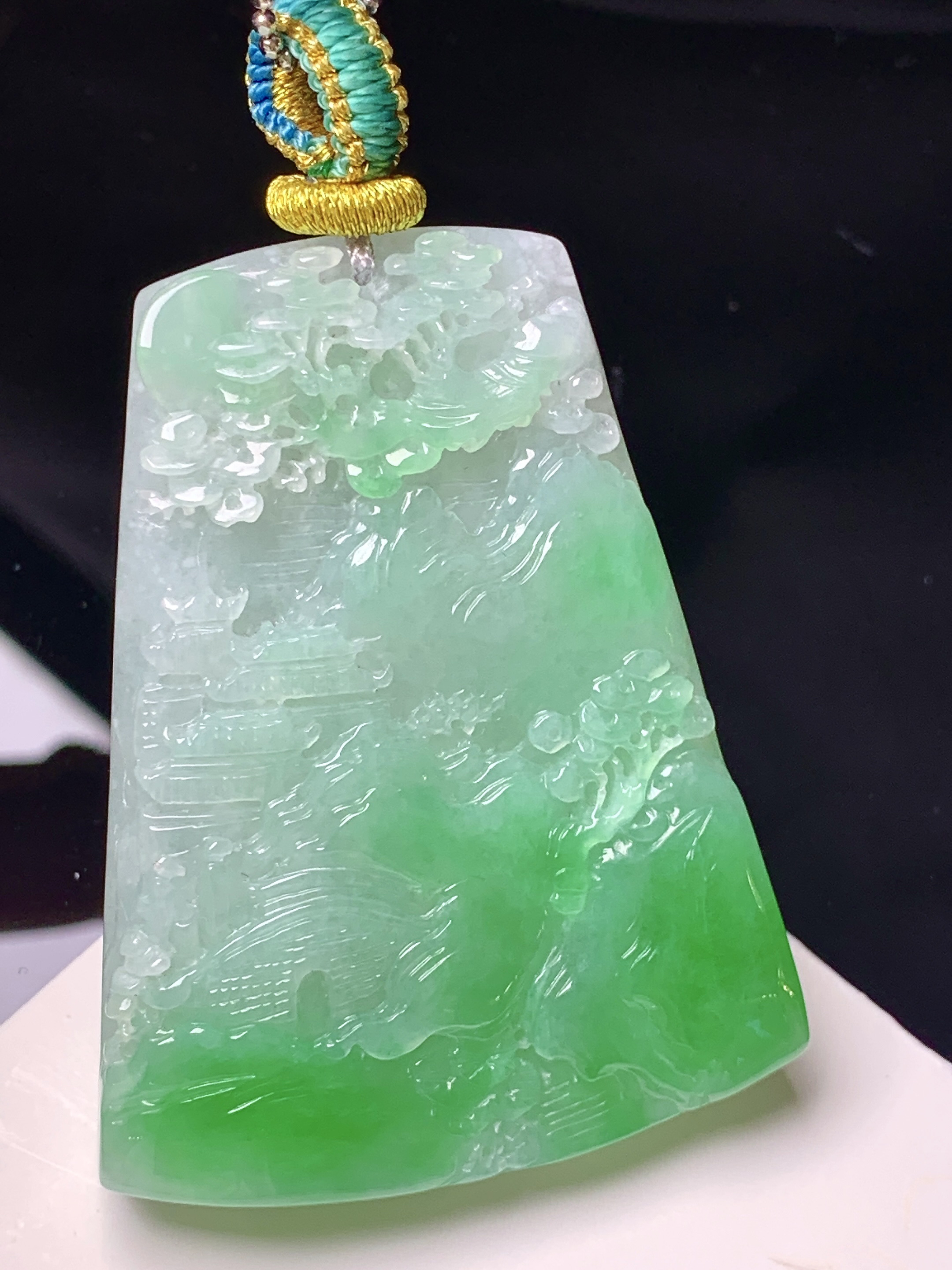 飘绿山水牌子吊坠 玉质细腻 色泽艳丽清新 整体尺寸49*37*8 j1