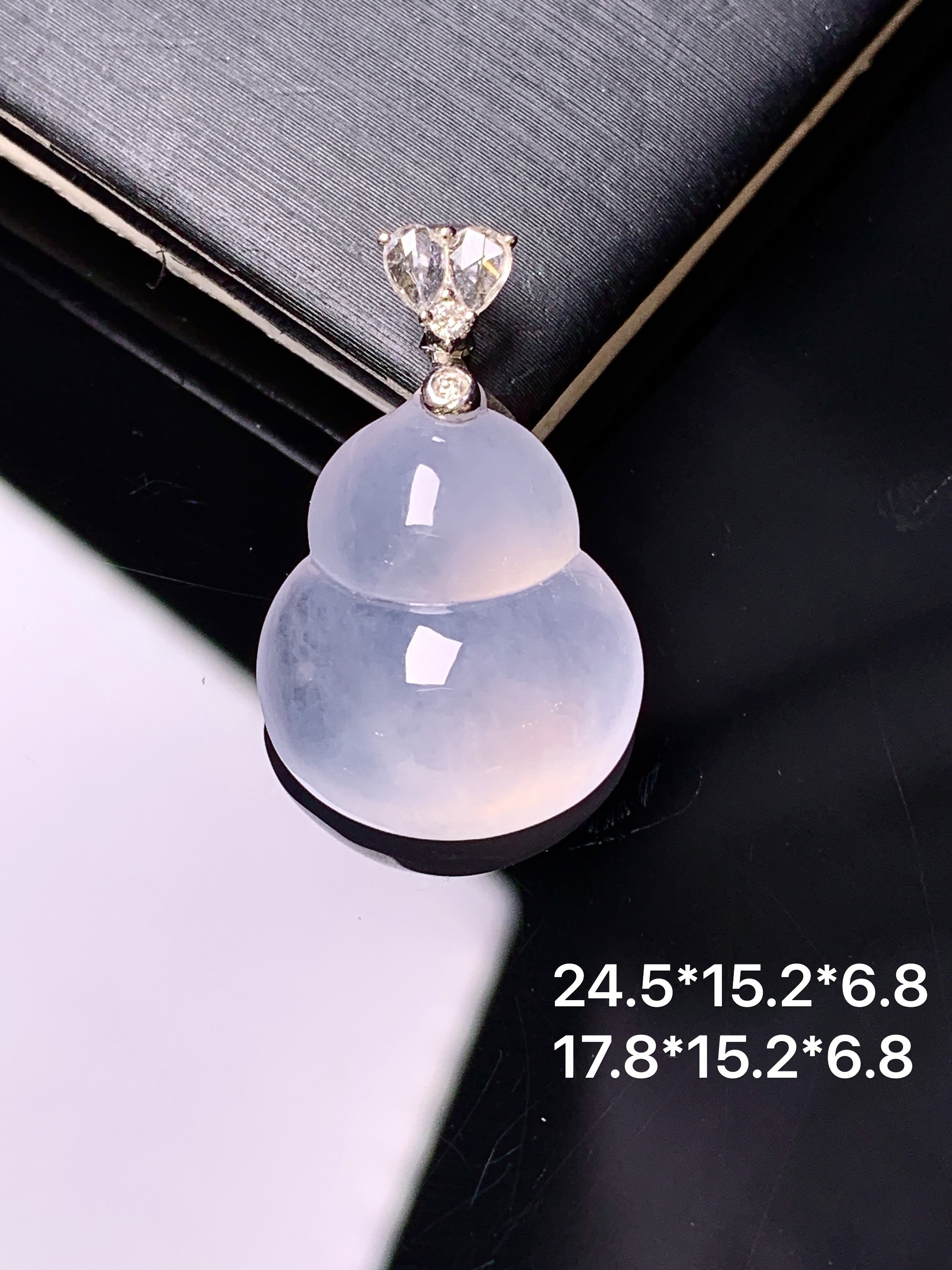 18k金镶嵌冰种葫芦吊坠 玉质细腻 色泽艳丽清新 整体尺寸24.5*15.2*6.8 g2