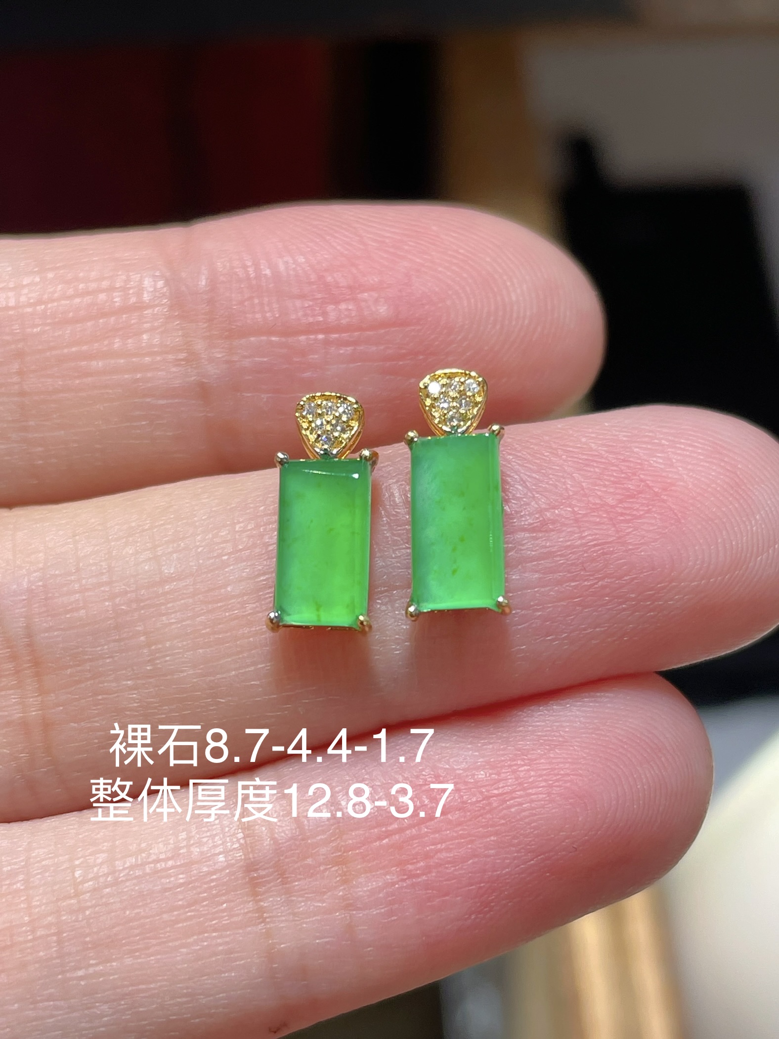️ 性比高 翡翠平安无事牌耳钉，精致好看 冰种阳绿色，满绿，料子水润，种老起光。 18k金镶嵌，佩