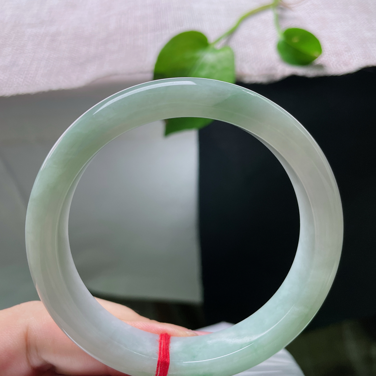 59.8/12.3/8.4，绿底正圈，完美，种水细腻通透，无繁杂花色衬得气质干净温婉，举手投足尽显优
