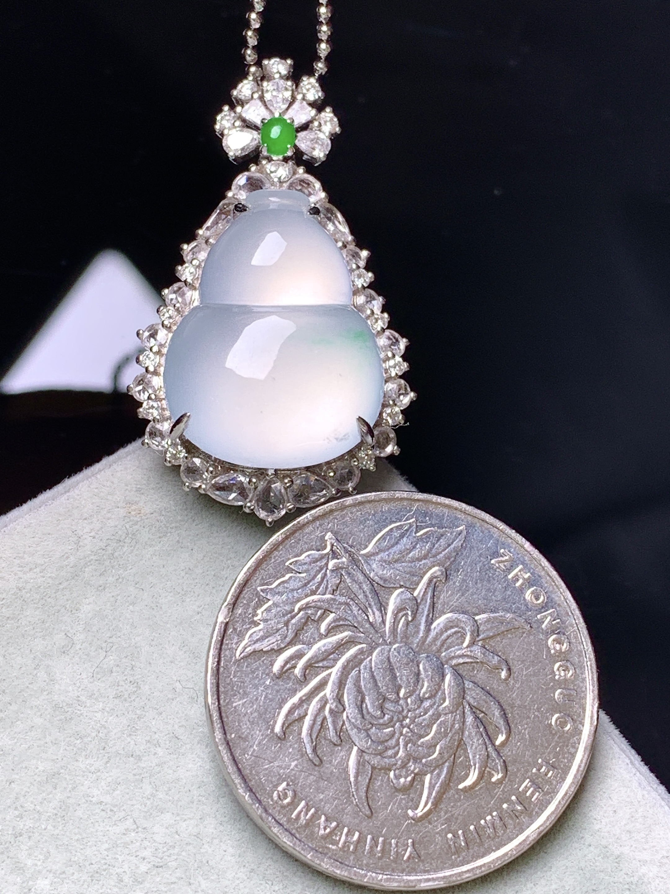 18k金钻镶嵌冰种葫芦吊坠 玉质细腻 色泽艳丽清新 整体尺寸32*19.2*13 j6