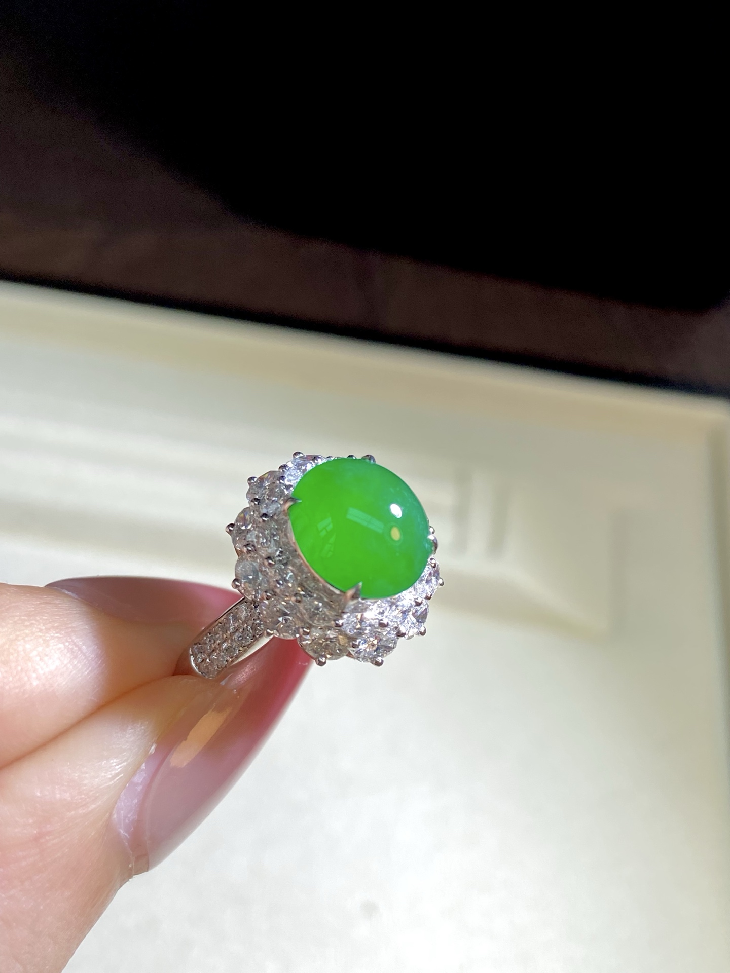 高冰种阳绿蛋面戒指，那种跃然而出的浓郁之美，在任何光线下都熠熠生辉，伸手很难输给谁吧：15.3-14.6-13.6，裸石：9.8-8.8-4.3mm，无裂