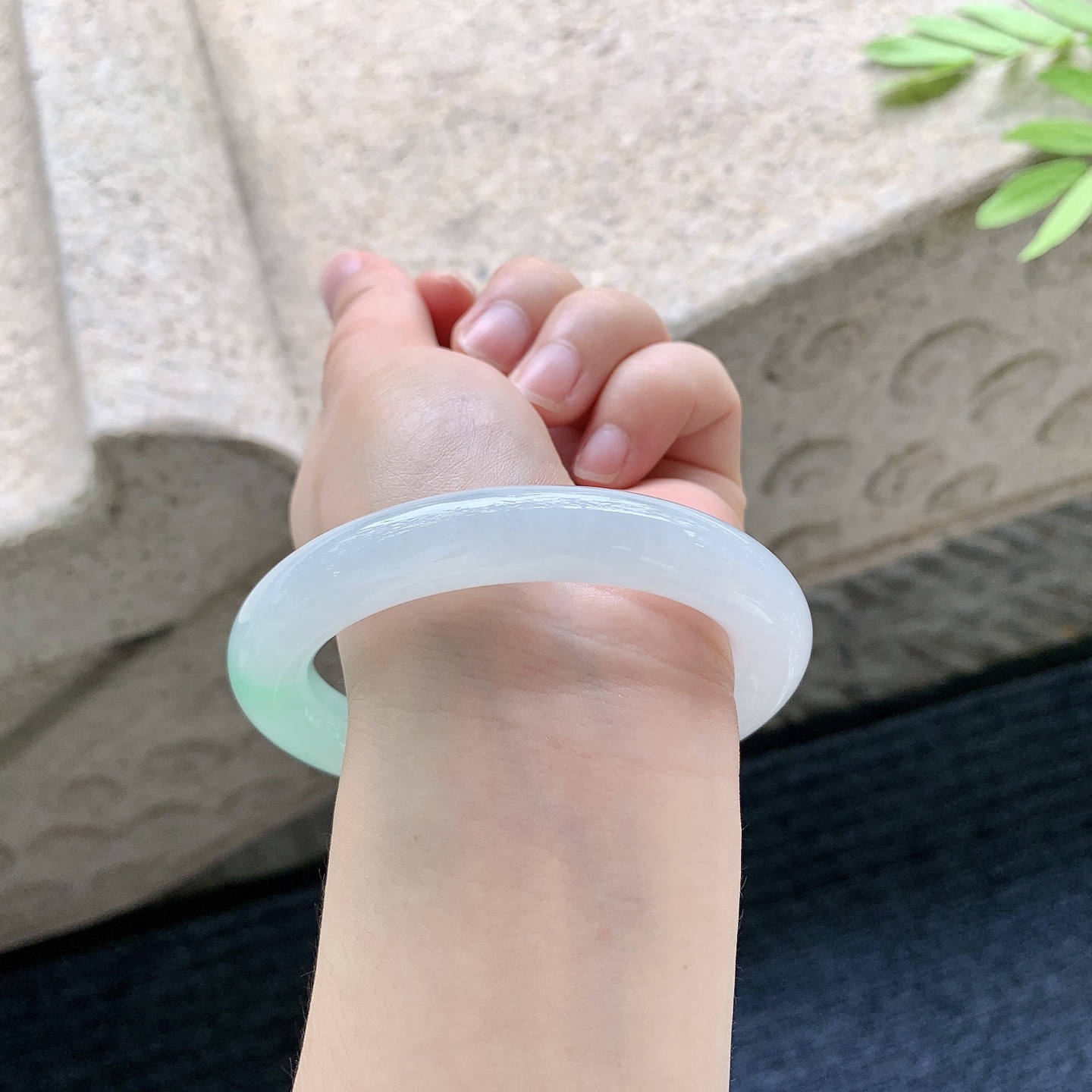 圆条57 58【圈口】58.3/11.2/11【编码】BA071307【描述】冰糯飘绿，水润，种老，细腻，打灯有棉线