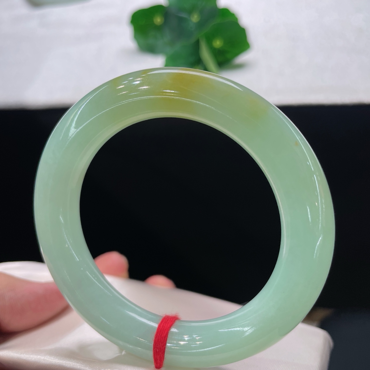 圈口56/12，晴底黄翡圆条，56/57正圈可戴，一汪浅碧凝玉，晕染蜜糖黄，清润又显贵气。无裂