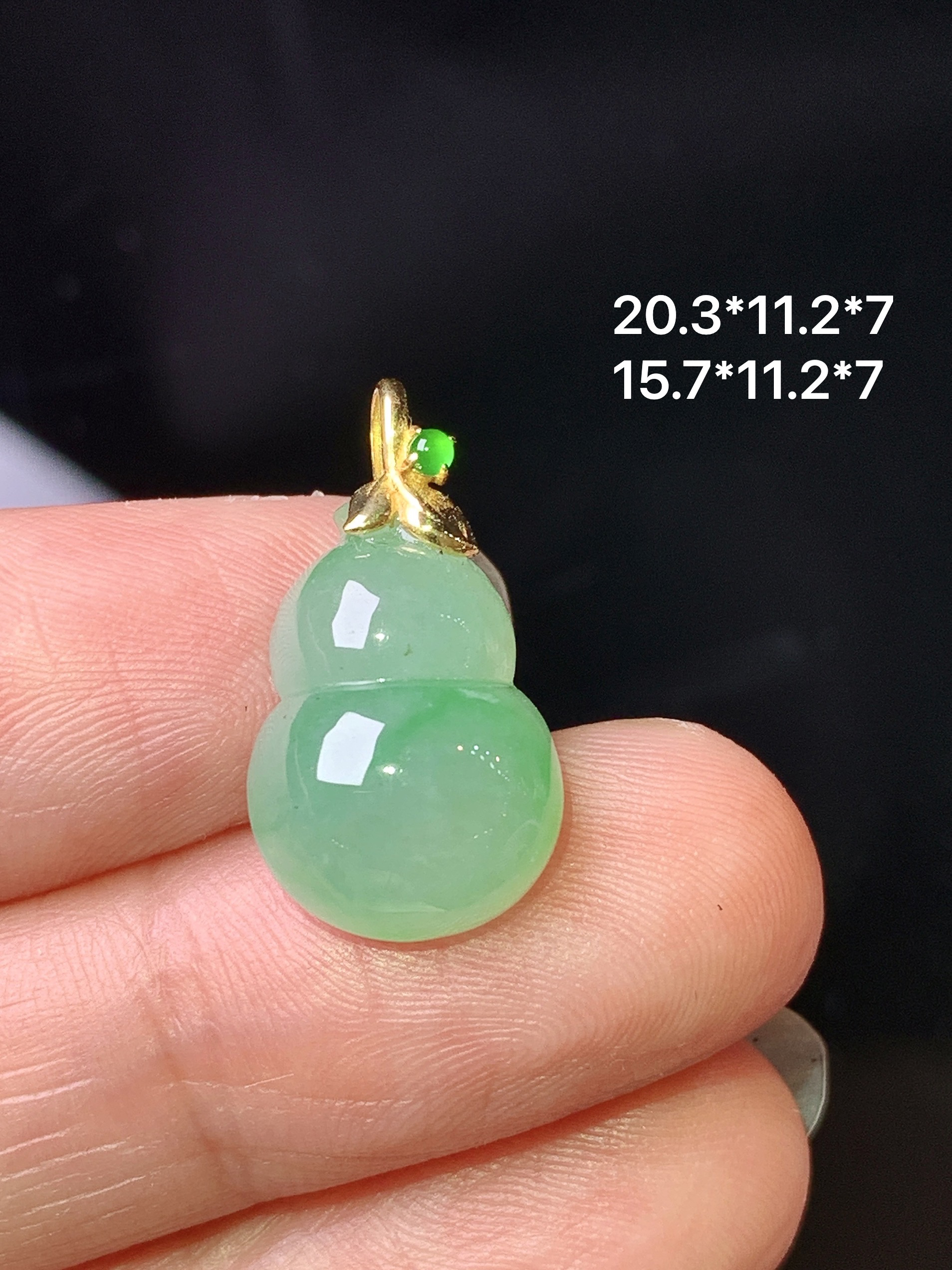 18k金镶嵌飘绿葫芦吊坠 玉质细腻 色泽艳丽清新 整体尺寸20.3*11.2*7 z1