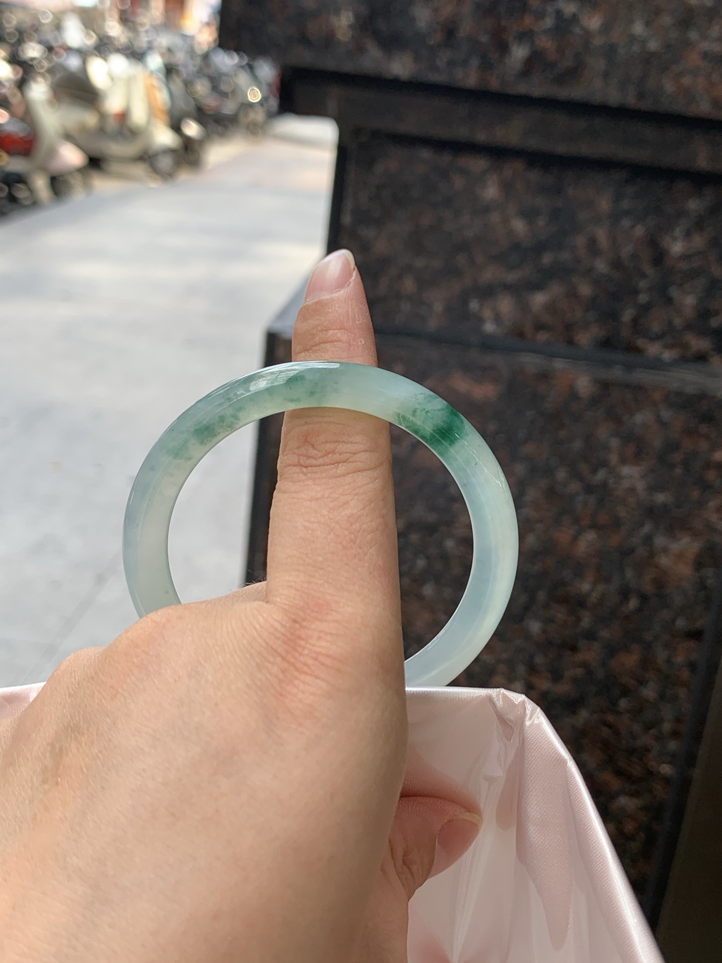 冰飘花圆条 0712-H118-71 打灯纹裂，底妆冰润起光感，水头足肉质细，佩戴上手珠光宝气优雅迷人。