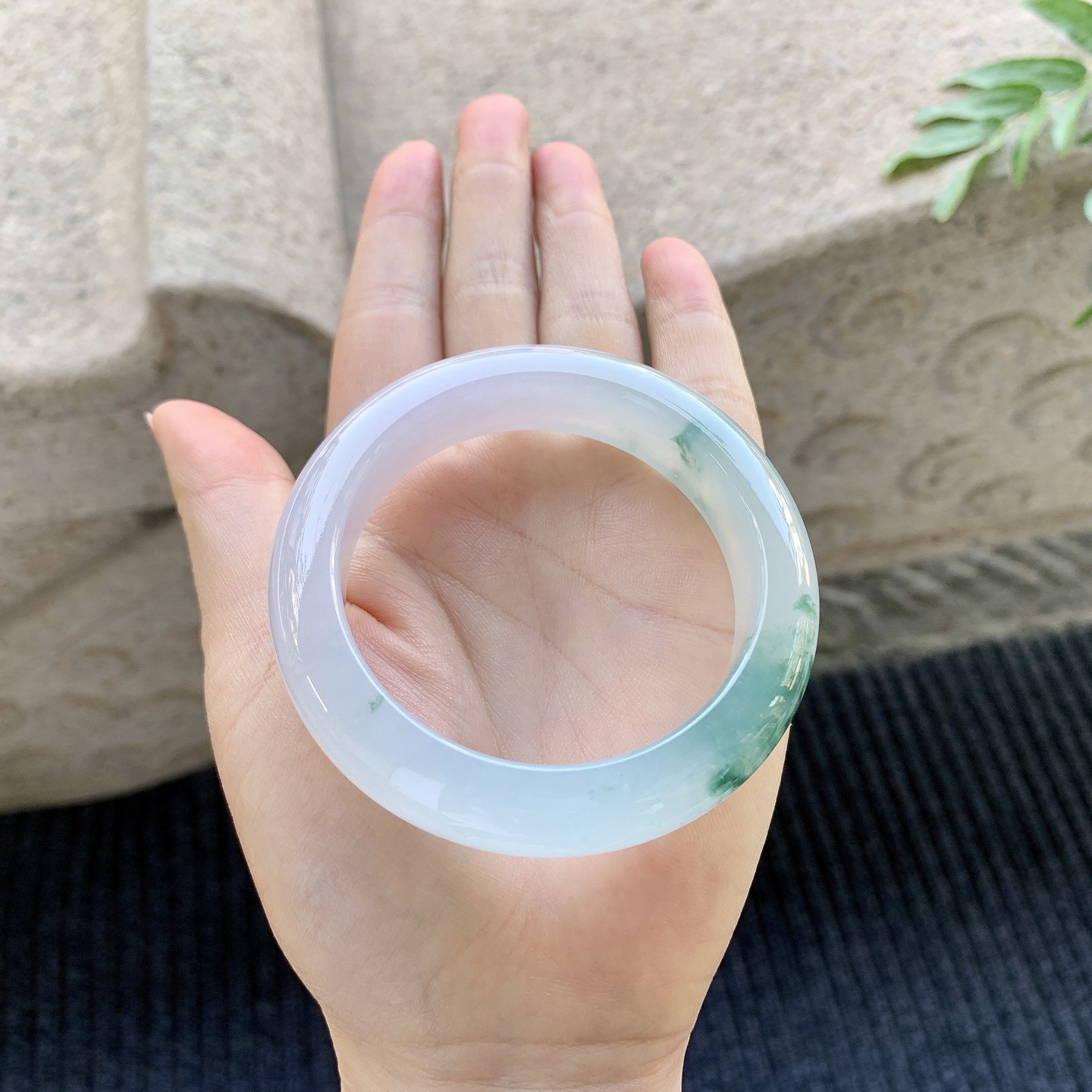 正圈52 53【圈口】53.1/14/9.2【编码】C5071371【描述】冰糯飘花，胶润，水润，种老，细腻，无裂
