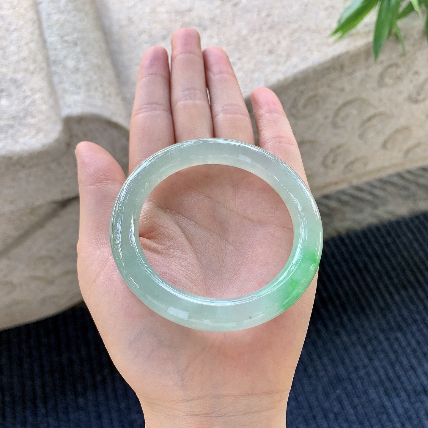 圆条52 53，圈口53/9.5/9.5，编码B2071274，冰糯飘绿，水润，种老，细腻，有纹线