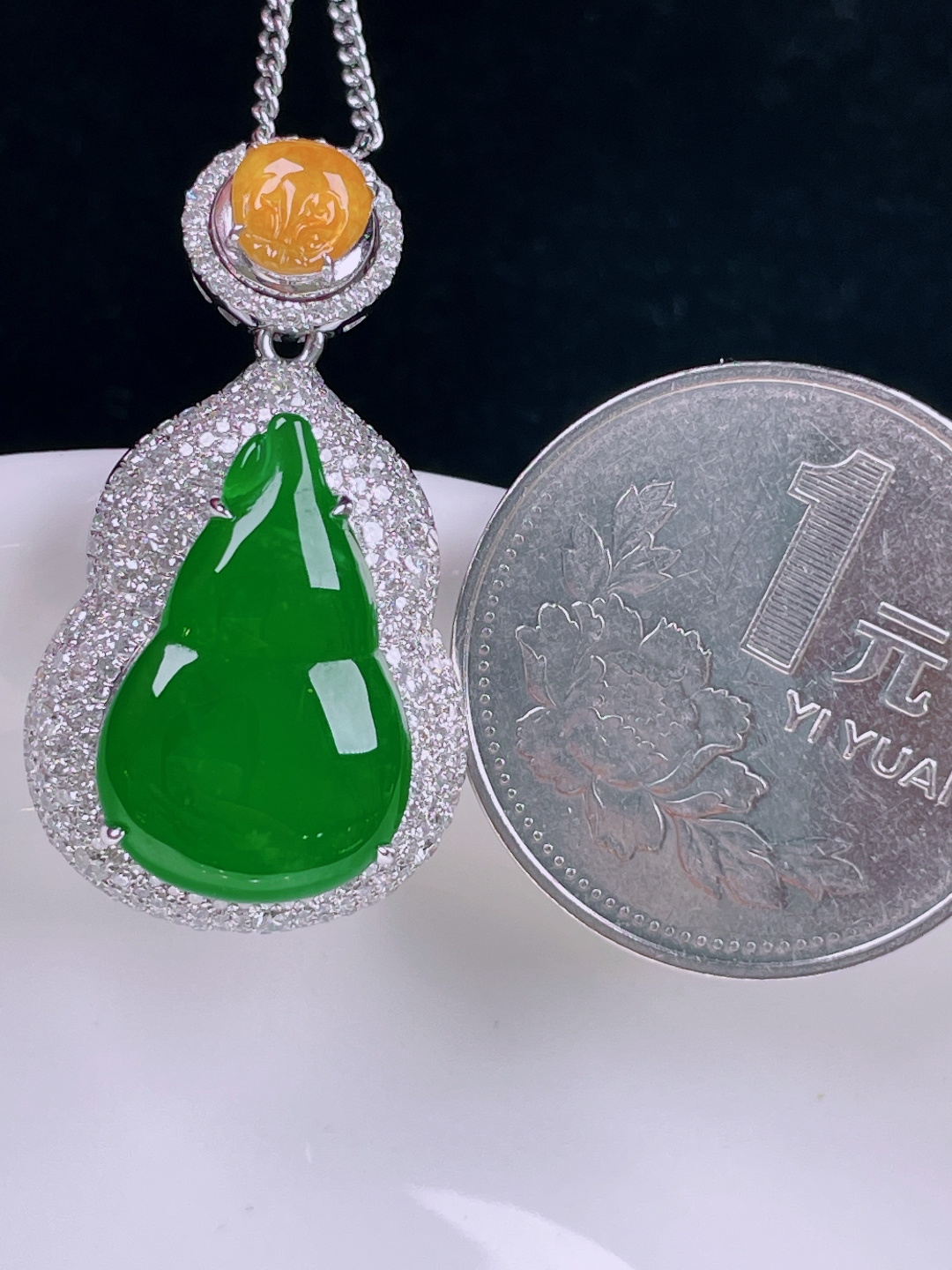 ️辣绿葫芦，老种起光，细底通透，尺寸：31/17.6/9.6裸石18.7/12.3/3mm0712