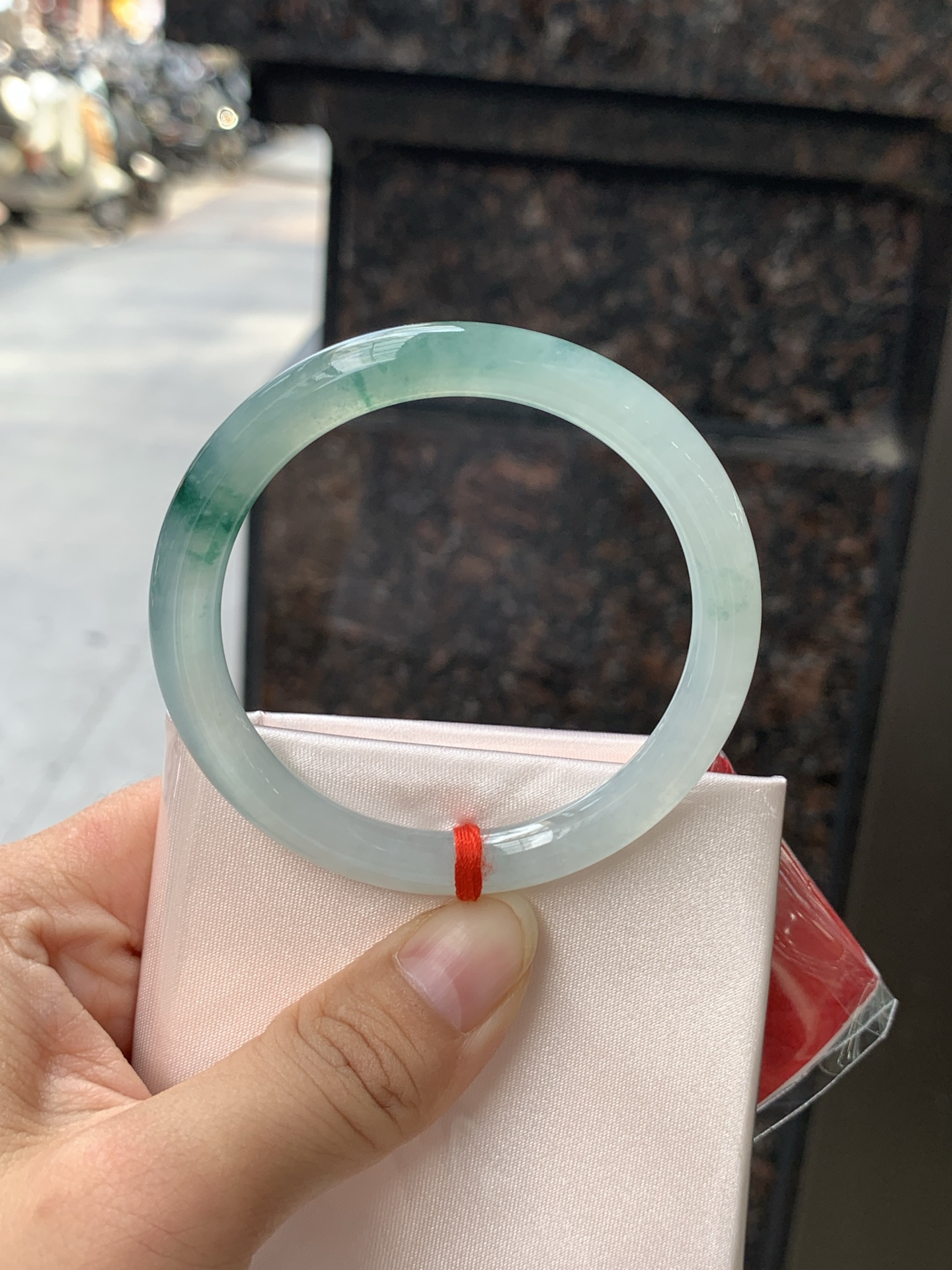 冰飘花圆条 0712-H118-71 打灯纹裂，底妆冰润起光感，水头足肉质细，佩戴上手珠光宝气优雅迷人。