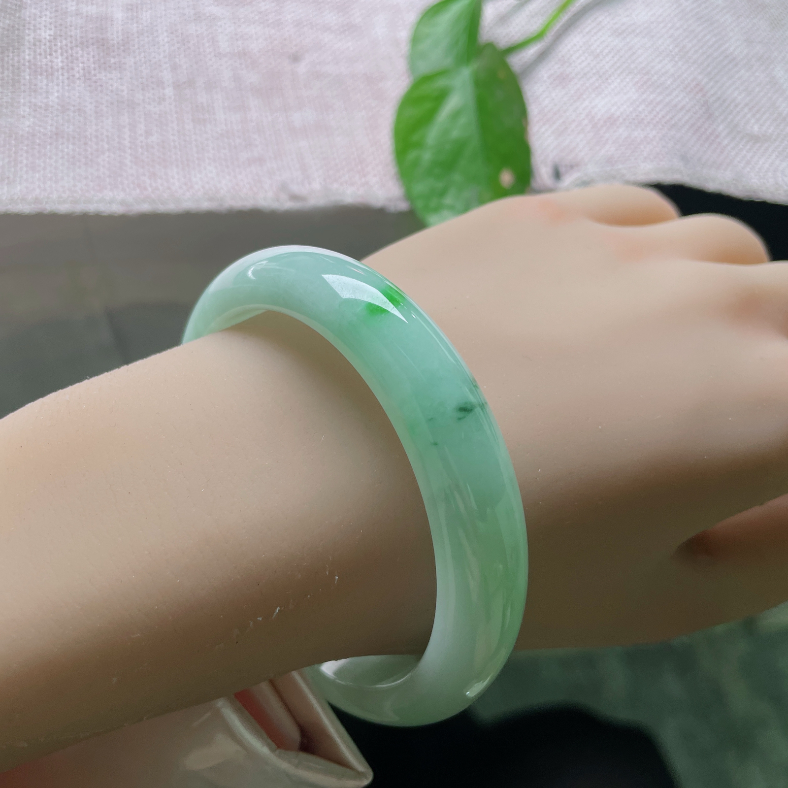 58.4/12.4/7.7，绿底正圈，色系甜美，青春可人，佩戴显白，显气质，基本完美，ss54893a