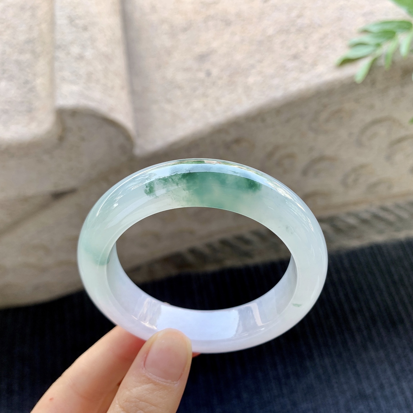 正圈52 53【圈口】53.1/14/9.2【编码】C5071371【描述】冰糯飘花，胶润，水润，种老，细腻，无裂