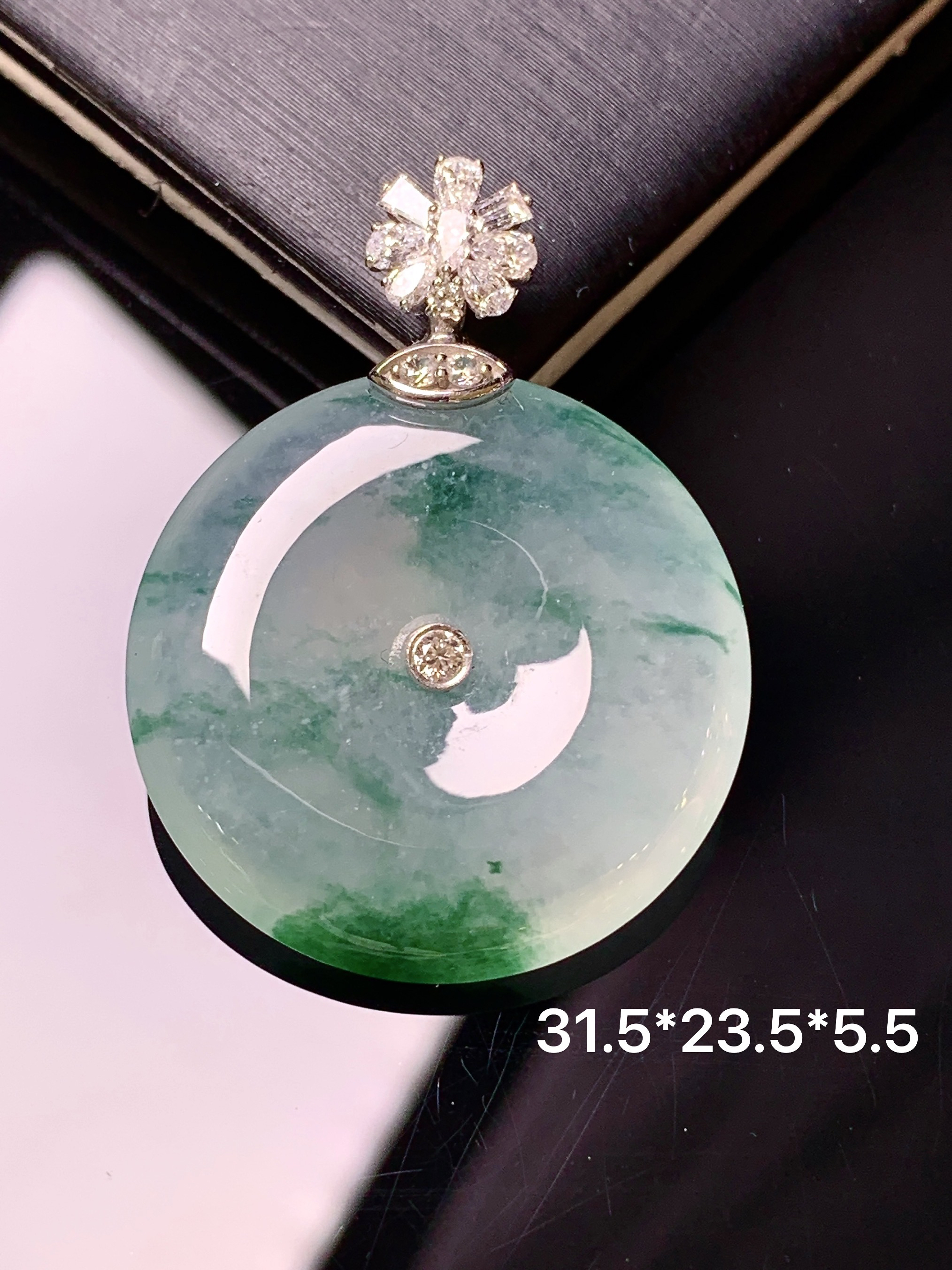 18k金钻镶嵌冰飘绿平安扣吊坠 玉质细腻 色泽艳丽清新 整体尺寸31.5*23.5*5.5 c1