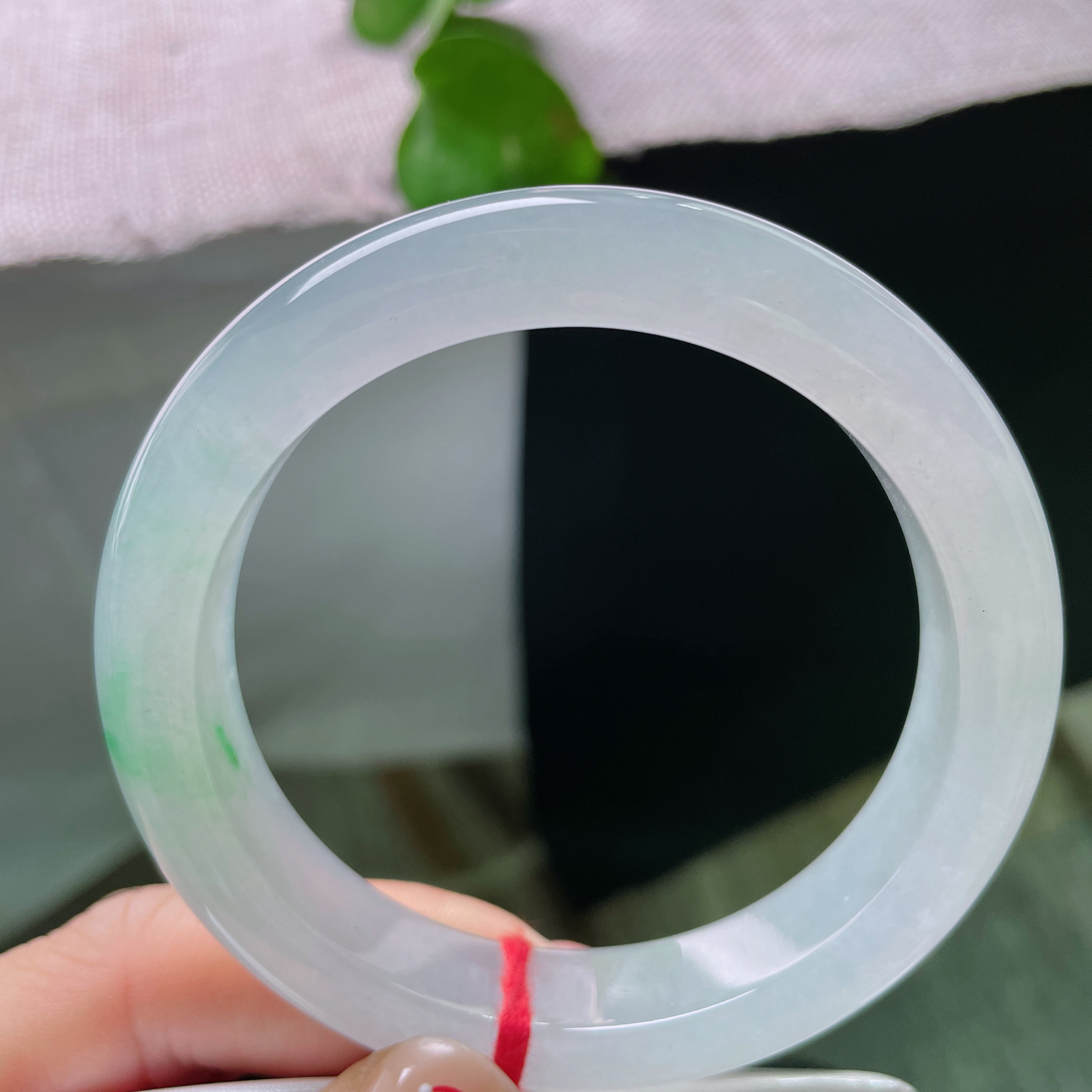 56.6/11.7/9，飘绿正圈，玉质通透莹润，底色清浅柔和，晕染一抹清新翠色，灵动自然，气质温婉清雅，自带灵动鲜活的东方美感。ss49510a