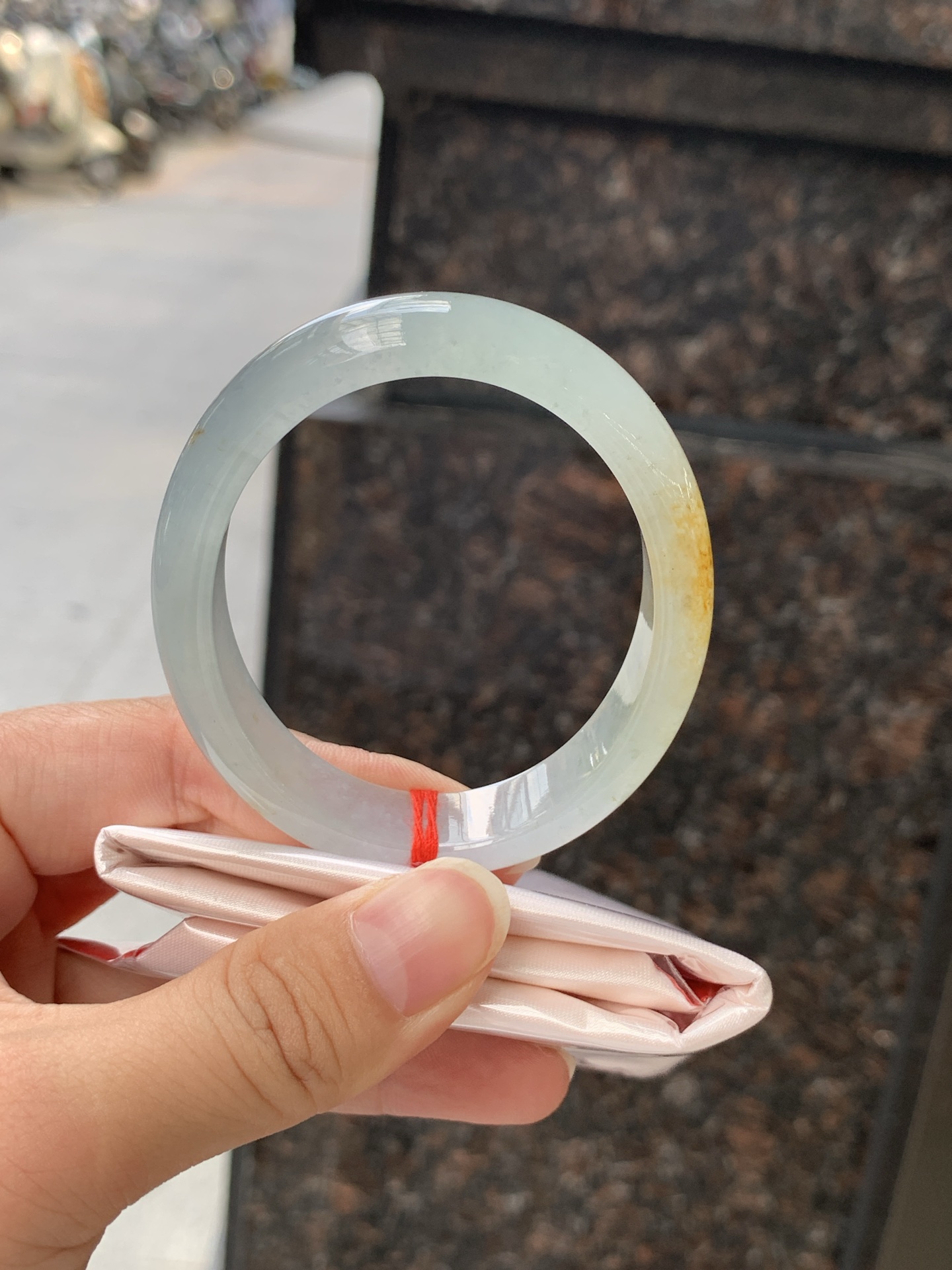 冰黄翡贵妃 打灯冰晶，底妆冰透有光感，果冻底，像刚切开的百香果果肉，清润透亮，水头十足显白不挑皮
